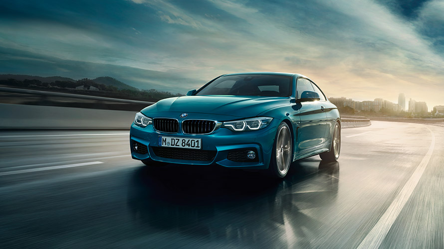 BMW 4 Coupé F32 sett skrått forfra på gaten BMW 4-serien BMW 4 Coupé F32 første generasjon sett skrått forfra på gaten