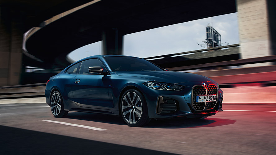 BMW 4 Coupé G22 sett skrått fra siden på gaten BMW 4-serien BMW 4 Coupé G22 andre generasjon sett skrått fra siden på gaten