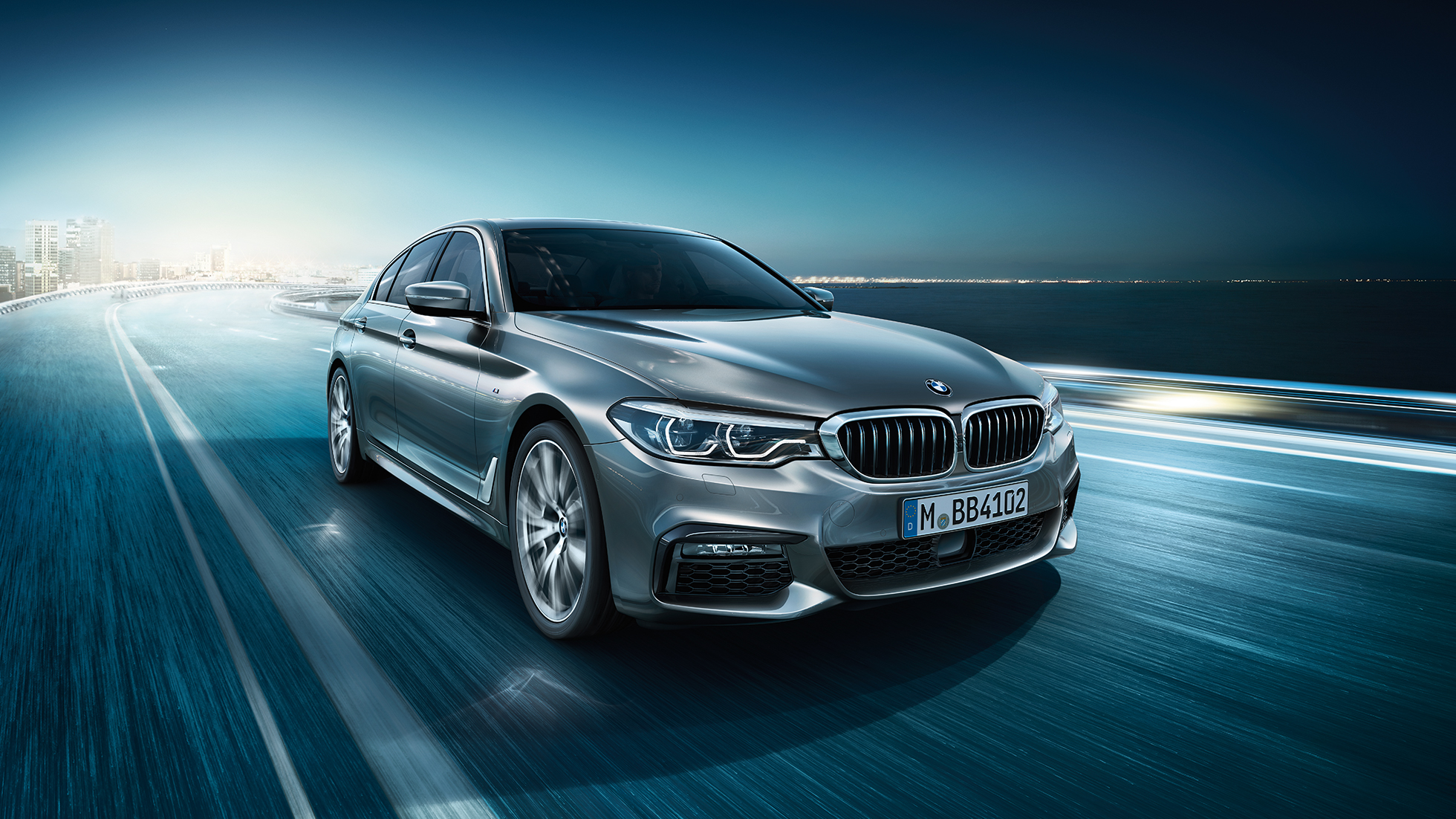 Design BMW 5-serie sedan BMW 5-serie sedan 540i sedan G30 Bluestone metallic sett skrått forfra