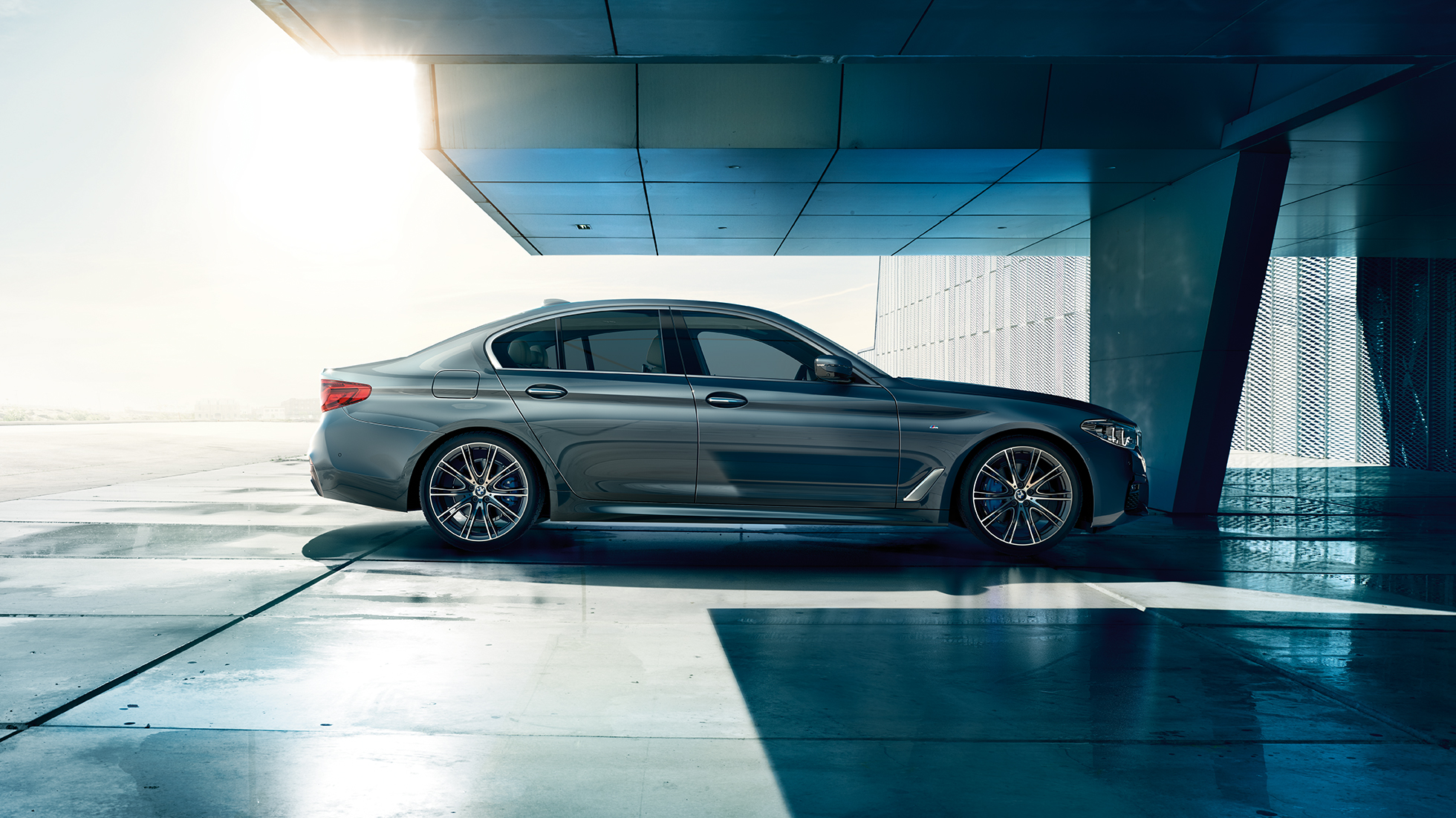 Design sett fra siden BMW 5-serie sedan BMW 5-serie sedan 540i sedan G30 Bluestone metallic sett fra siden