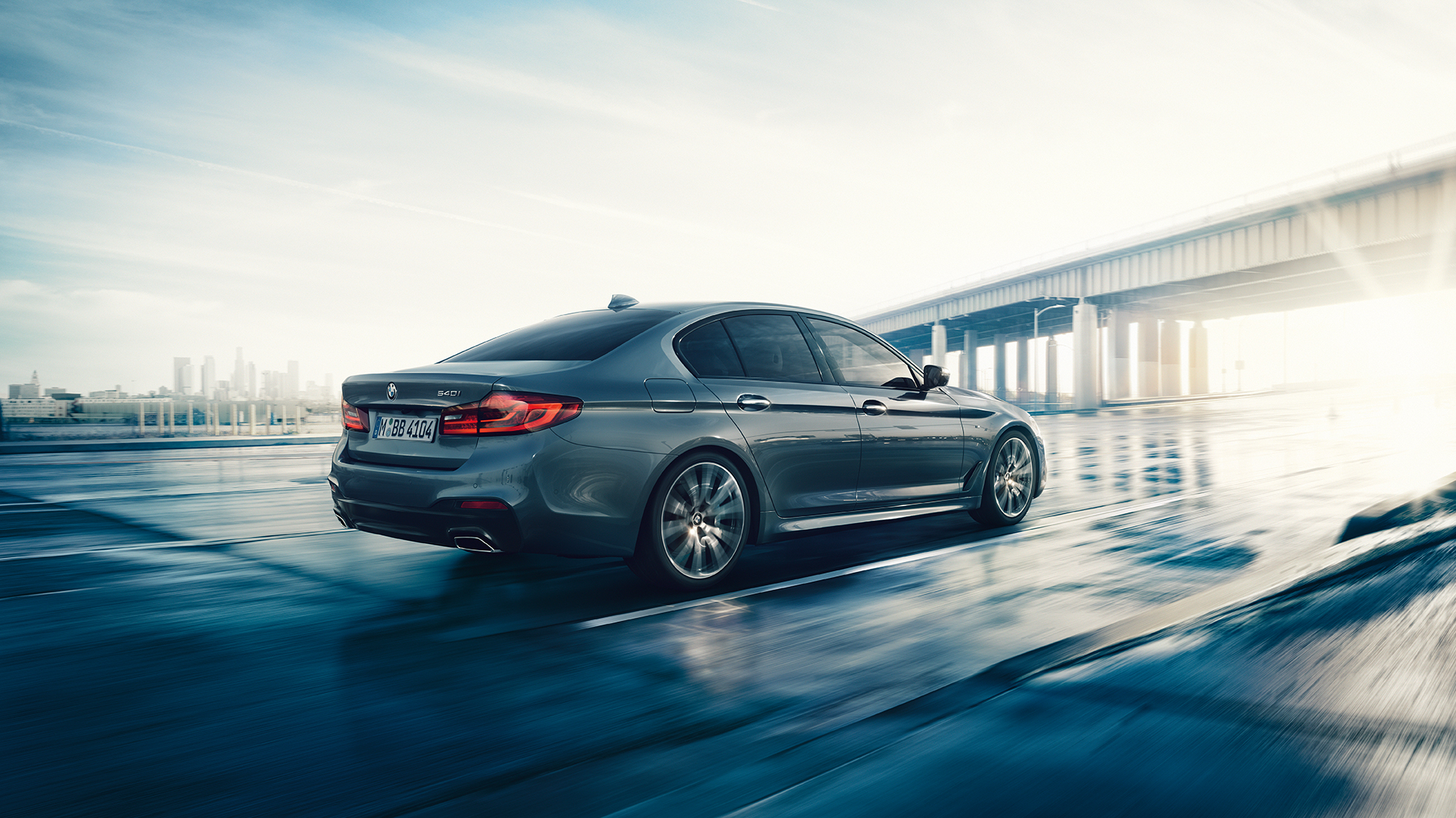 Hekk BMW 5-serie sedan Hekk BMW 5-serie sedan høydepunkter 540i sedan G30 Bluestone metallic sett skrått bakfra