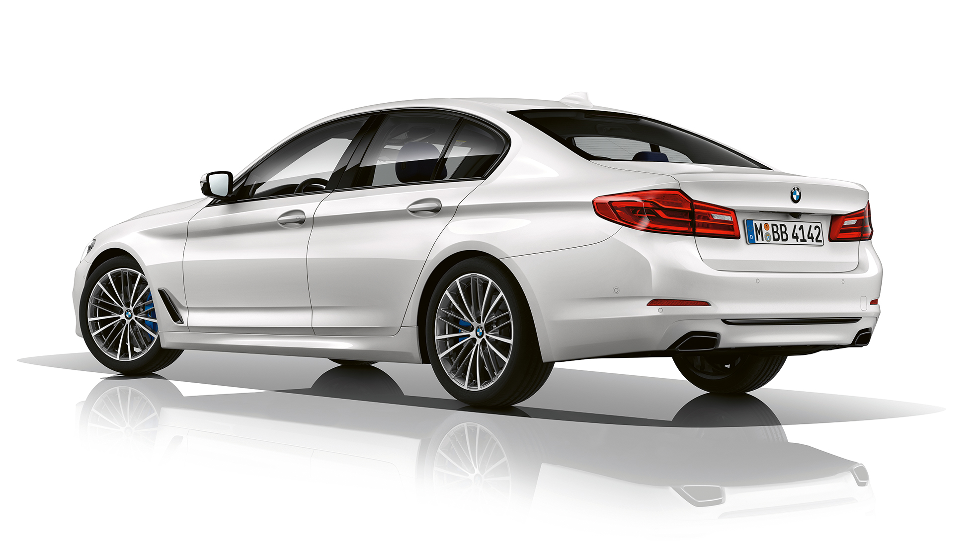 Sport Line sett skrått bakfra BMW 5-serie sedan Sport Line BMW 5-serie sedan 540i sedan G30 Alpinhvit metallic sett skrått bakfra