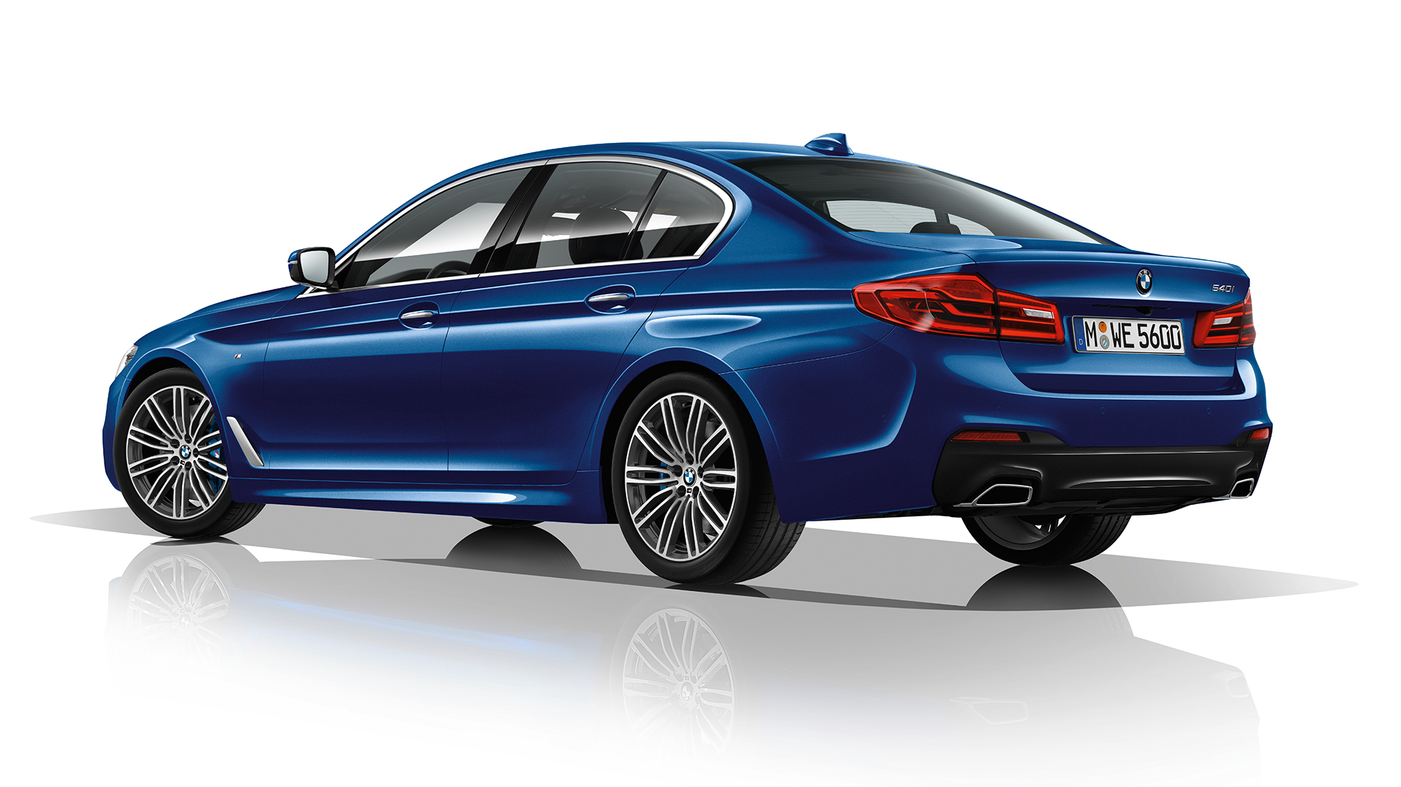 M Sportspakke sett skrått bakfra BMW 5-serie sedan 540i sedan M Sportspakke BMW 5-serie sedan 540i sedan G30 Middelhavsblå metallic sett skrått bakfra