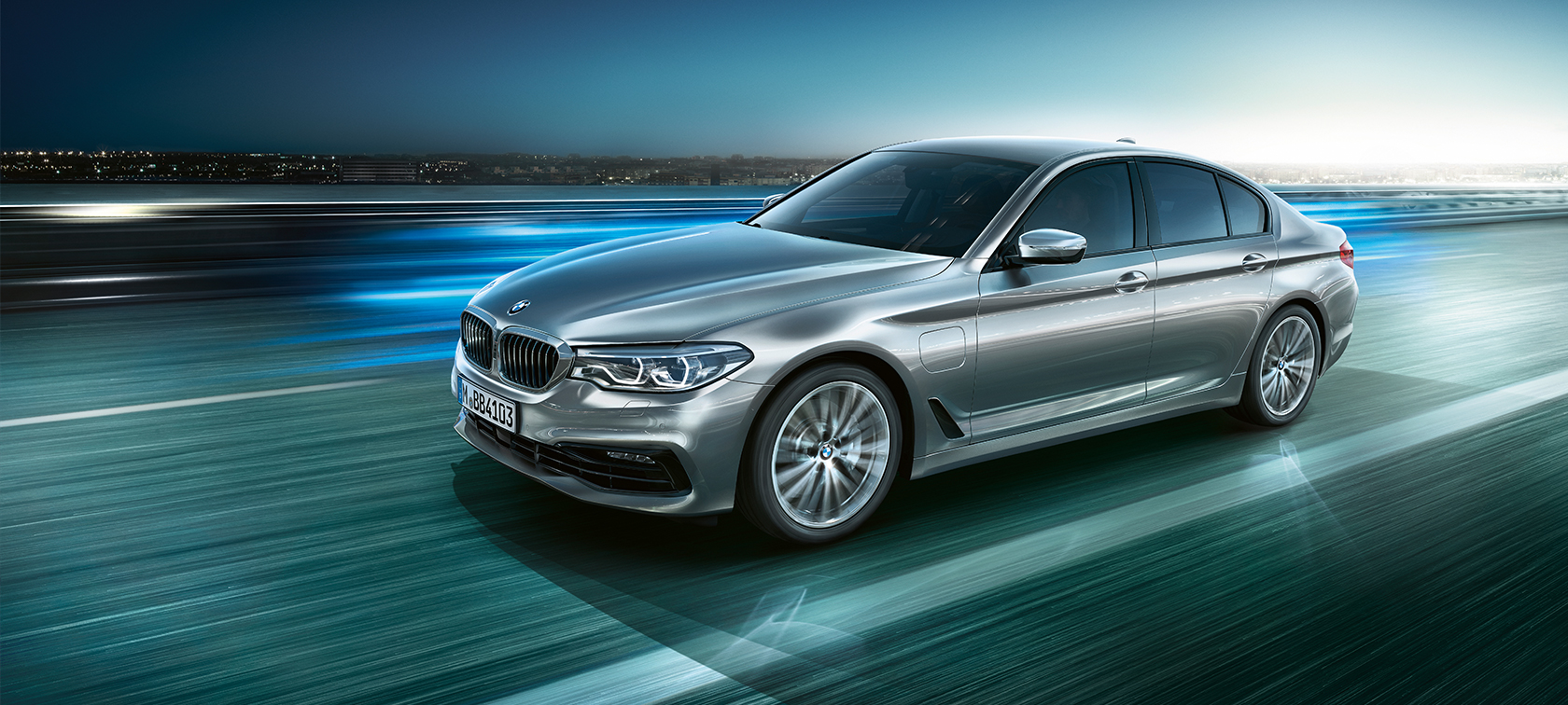 BMW 530e Sedan BMW 530e Sedan bmw 5-serie plug in hybrid sedan Glaciersølv metallic sett skrått forfra