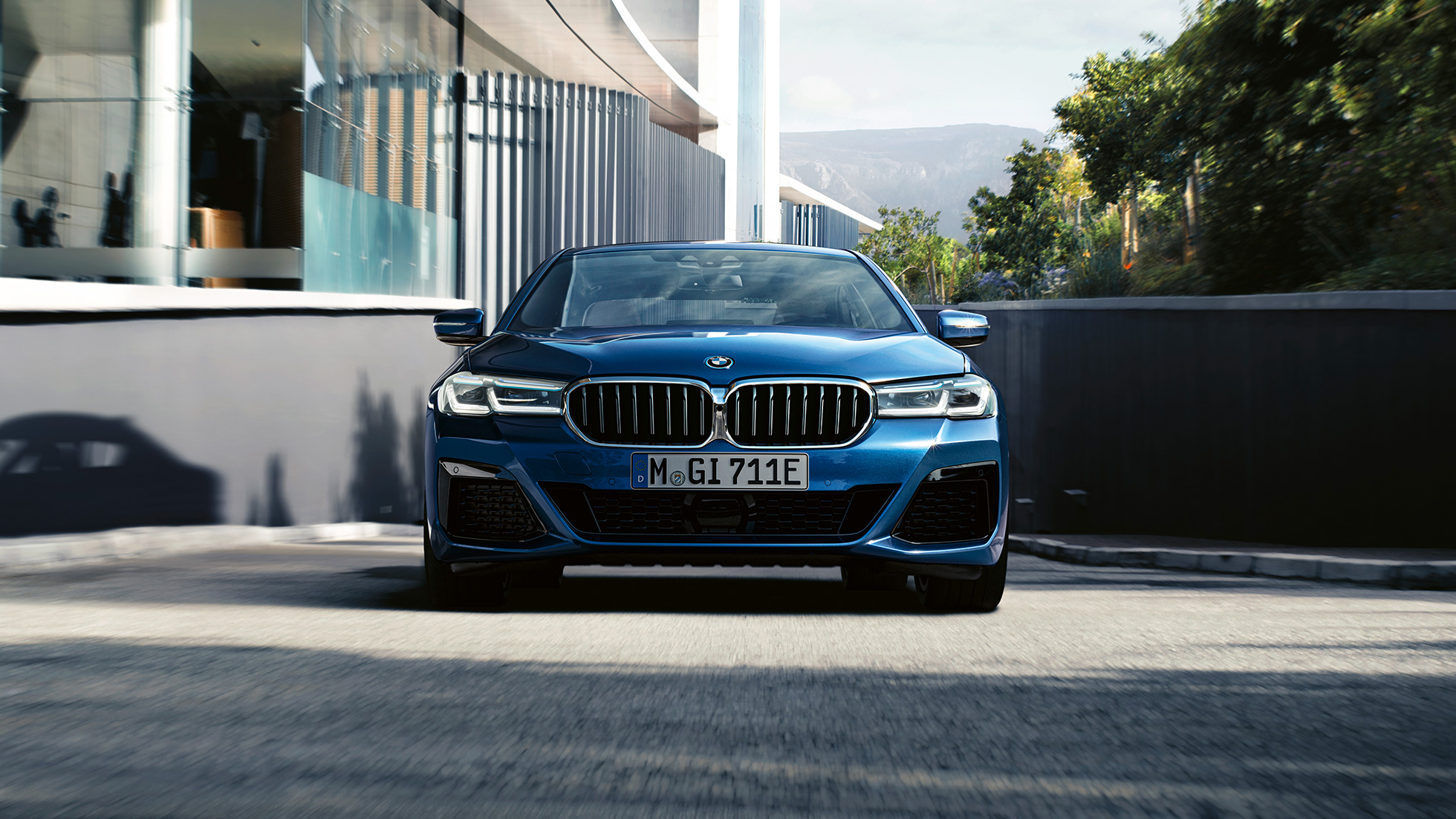 Dobbel nyregrill og frontskjørt BMW 5-serie Sedan G30 Dobbel nyregrill og frontskjørt BMW 5-serie Sedan G30 Facelift 2020 phytonicblå nærbilde front