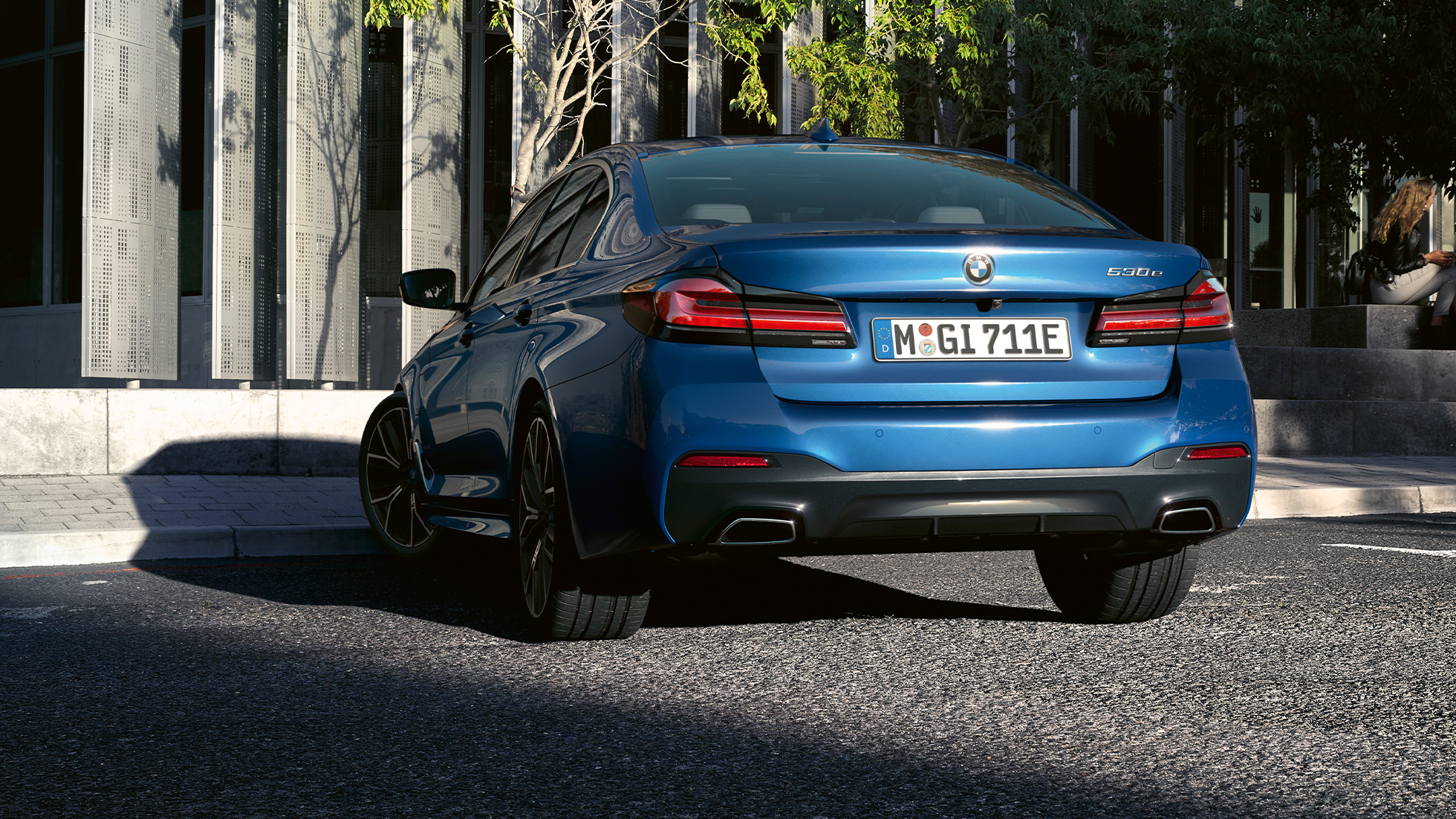 Hekkskjørt BMW 5-serie Sedan G30 Friform enderør BMW 5-serie Sedan G30 Facelift 2020 phytonicblå nærbilde hekk