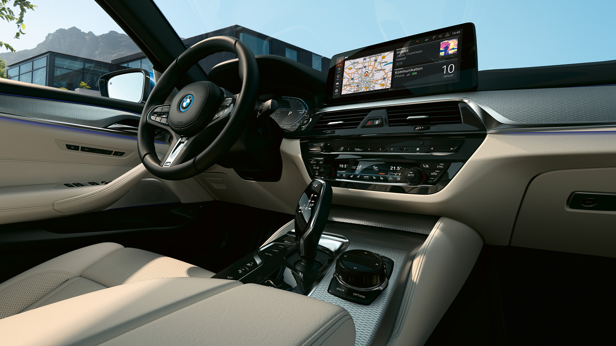 Interiør BMW 5-serie Sedan G30 Informasjonsdisplay og sportsratt i skinn BMW 5-serie Sedan G30 Facelift 2020 interiør