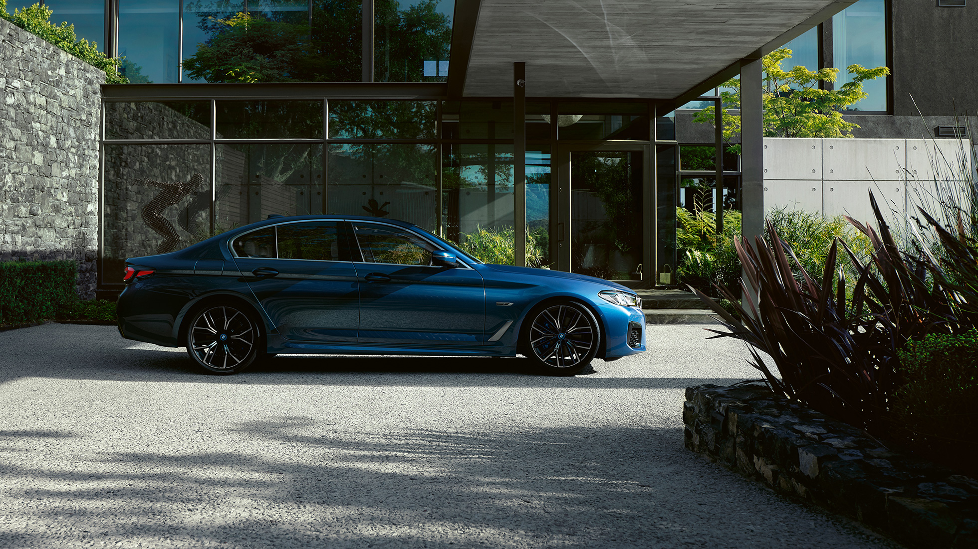 Eksteriør BMW 5-serie Sedan G30 BMW 5-serie Sedan G30 Facelift 2020 phytonicblå sett fra siden parkert