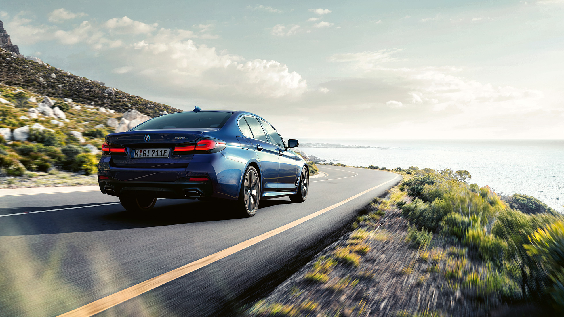 Kjøredynamikk BMW 5-serie Sedan G30 Kjøredynamikk BMW 5-serie Sedan G30 phytonicblå sett skrått bakfra kjørende