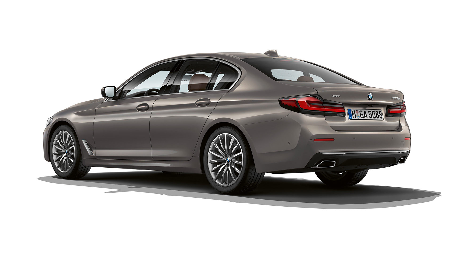 BMW 5-serie Sedan G30 Luxury Line hekk BMW 5-serie Sedan 520d xDrive G30 2020 Luxury Line i berninagrå sett skrått bakfra