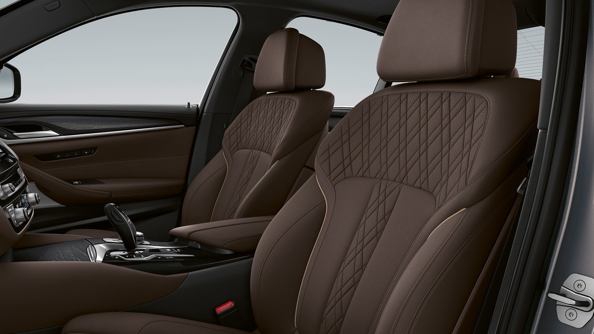 Setetrekk BMW 5-serie Sedan G30 Luxury Line Setetrekk i eksklusivt nappaskinn i mokka eksklusiv dekorsøm med kantbånd i kontrastfarge BMW 5-serie Sedan 520d xDrive G30 2020 Luxury Line interiør