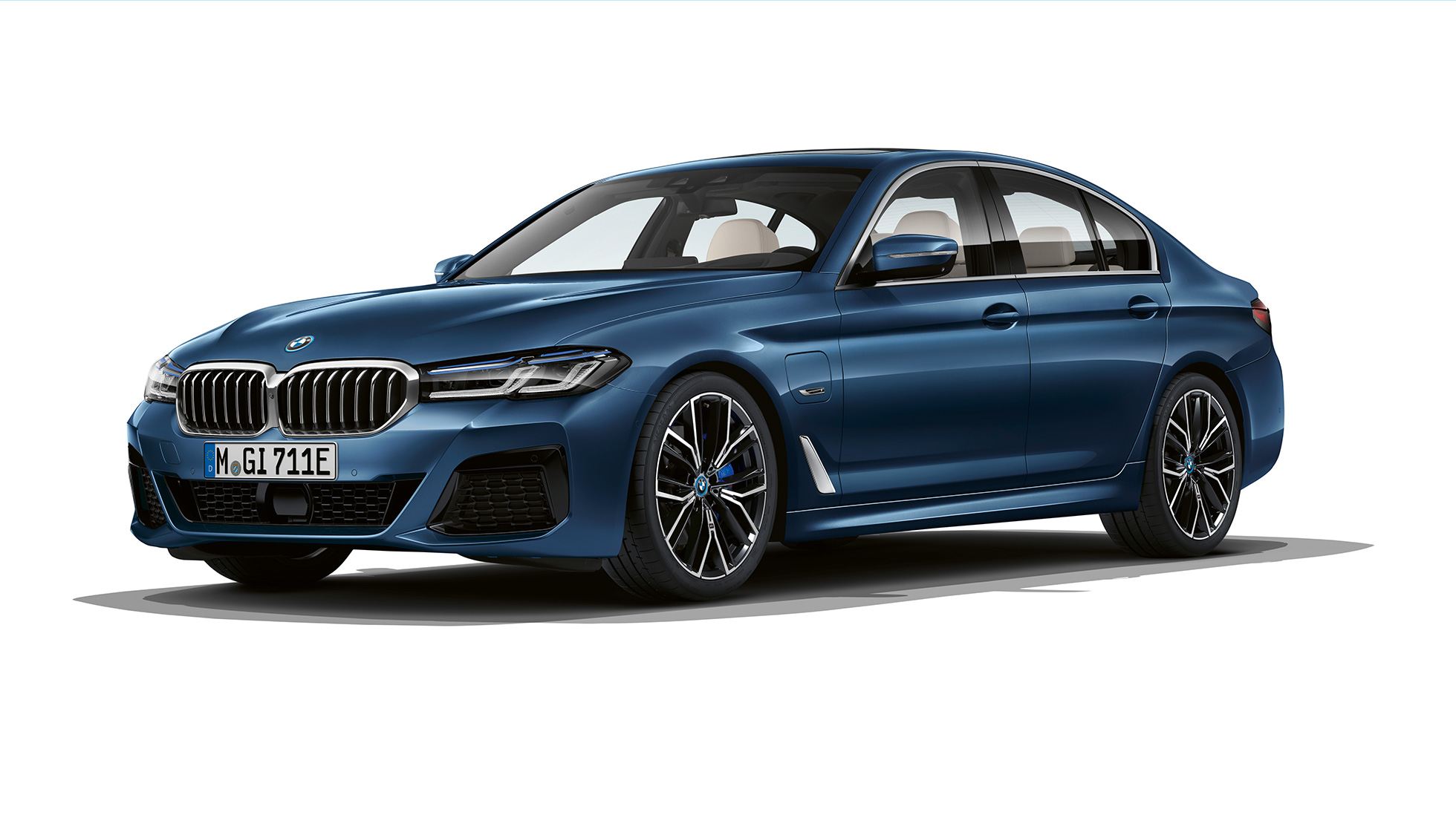 BMW 5-serie Sedan G30 Plug-In hybrid M Sportspakke front BMW 5-serie Sedan 520d xDrive G30 2020 M Sportspakke i alpinhvit sett skrått forfra