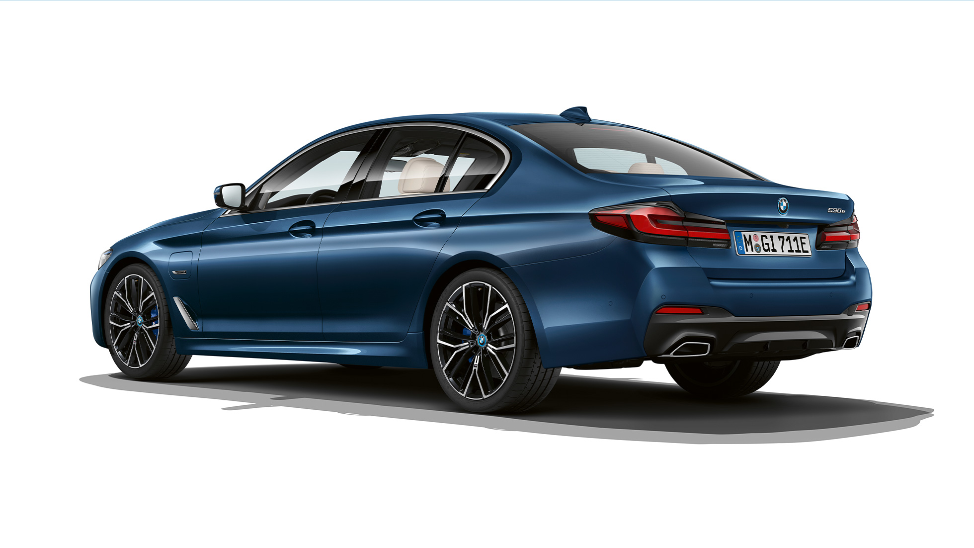 BMW 5-serie Sedan G30 Plug-In hybrid M Sportspakke hekk BMW 5-serie Sedan 520d xDrive G30 2020 M Sportspakke i alpinhvit sett skrått bakfra
