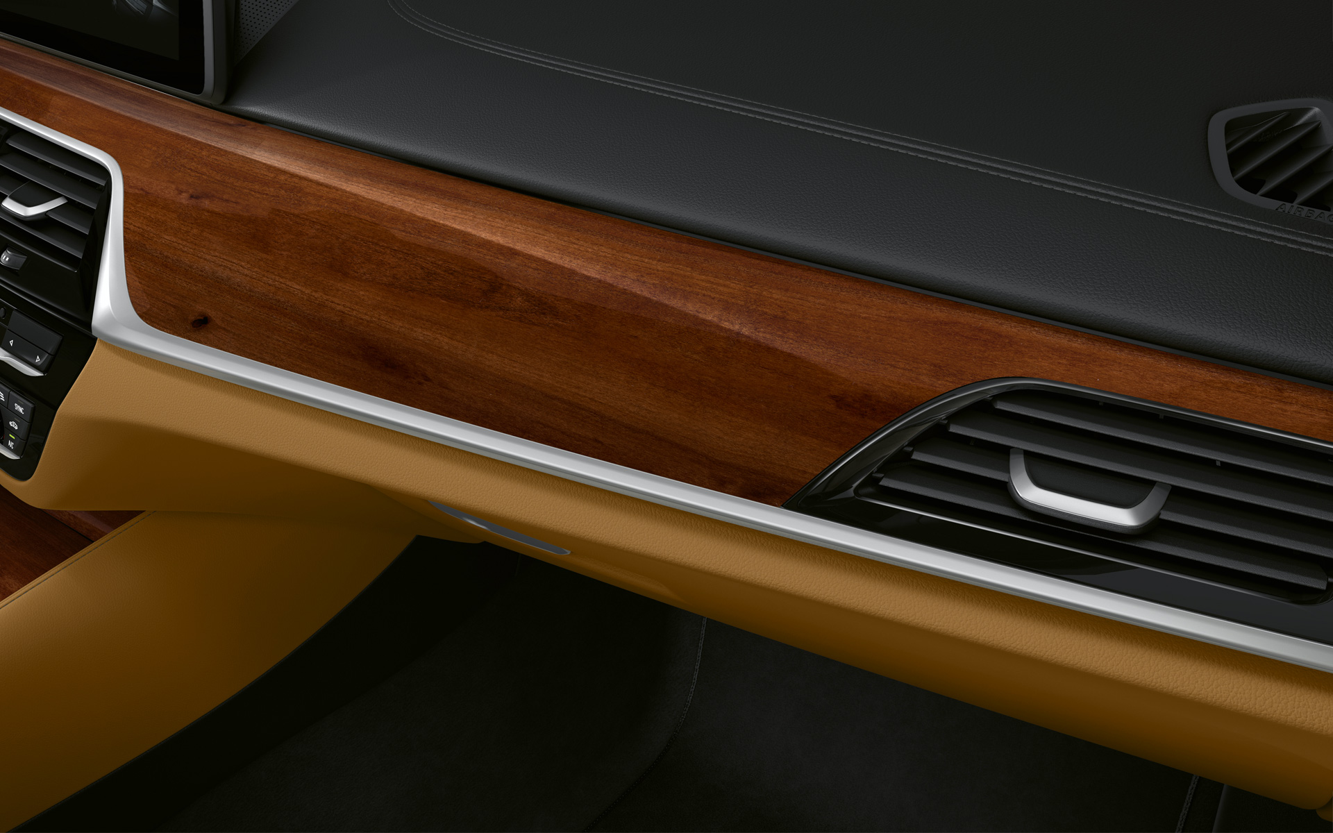 BMW 5-serie Sedan G30 LCI cockpit i detalj, BMW Individual edeltrelist i høyglanset brun plommefarge med konturlist i krom med perleglansfinish BMW 5-serie Sedan G30 modelloppgradering 2020 cockpit i detalj, BMW Individual edeltrelist i høyglanset brun plommefarge med konturlist i krom med perleglansfinish
