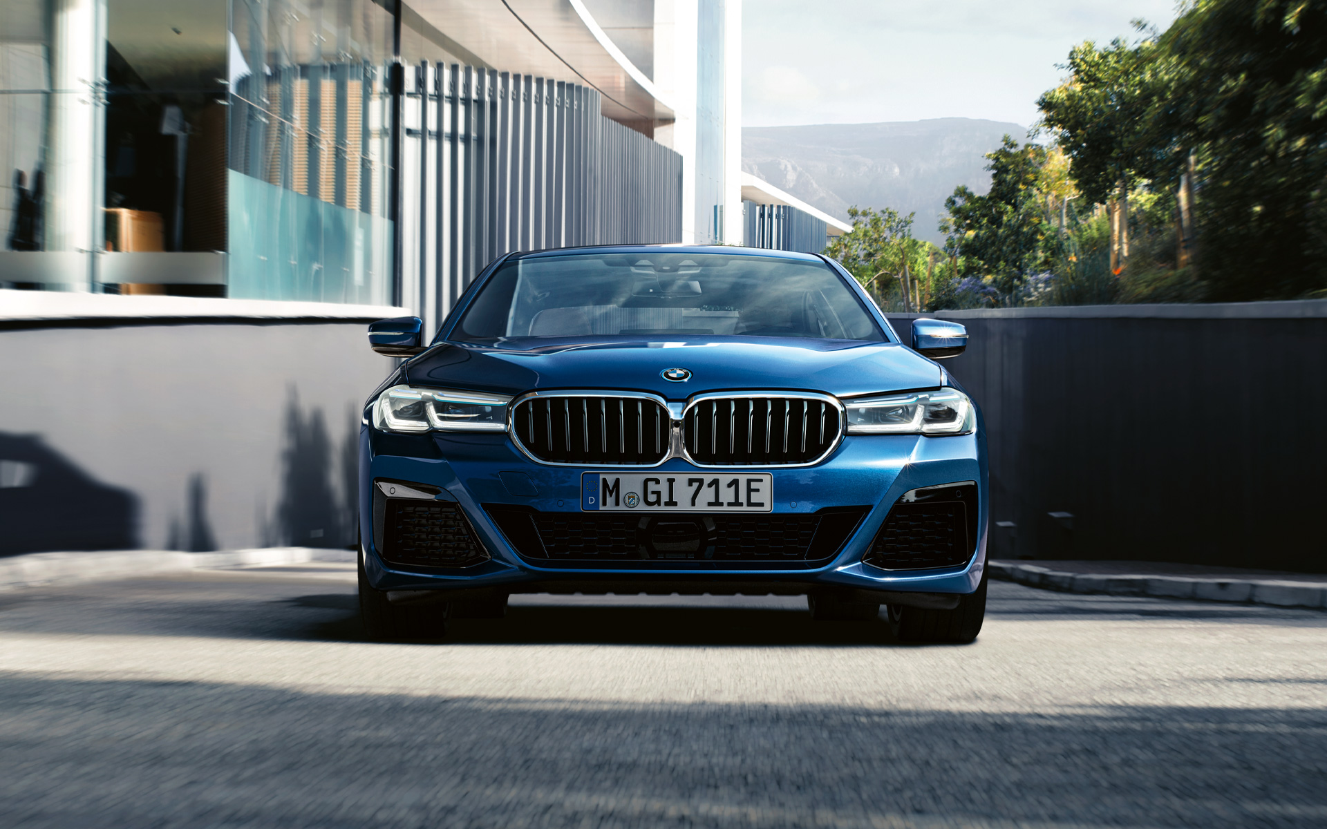 Dobbel nyregrill og frontskjørt BMW 5-serie Sedan G30 Dobbel nyregrill og frontskjørt BMW 5-serie Sedan G30 Facelift 2020 phytonicblå nærbilde front