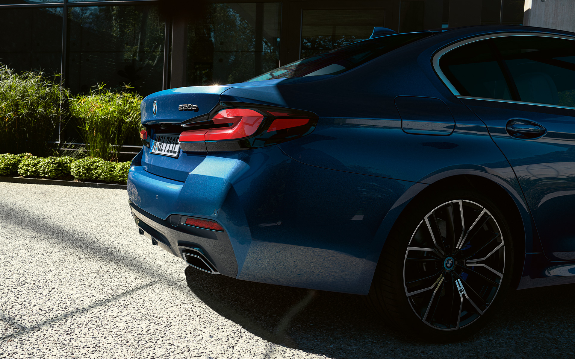 Hekkskjørt BMW 5-serie Sedan G30 Friform enderør BMW 5-serie Sedan G30 Facelift 2020 phytonicblå nærbilde hekk
