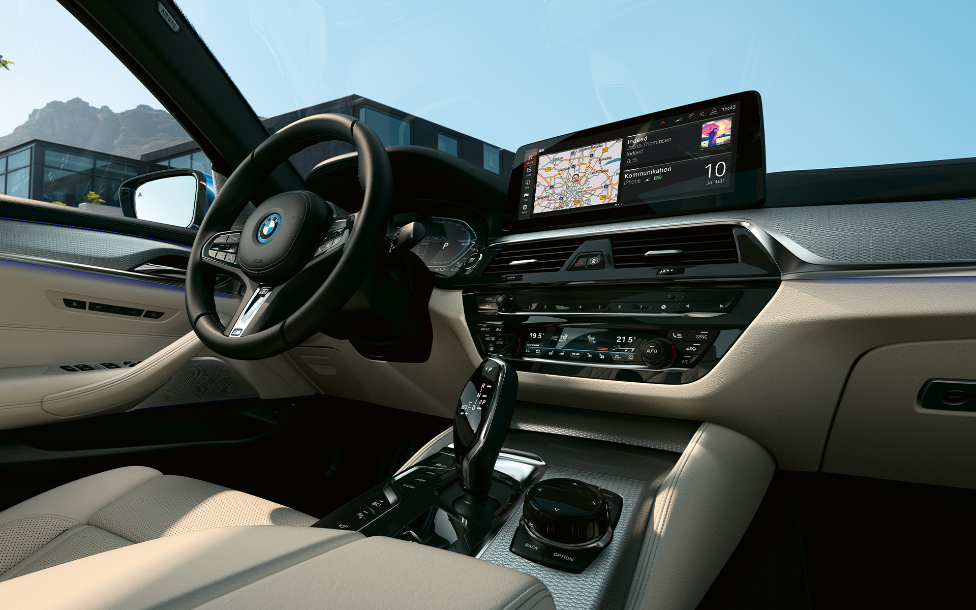Interiør BMW 5-serie Sedan G30 Informasjonsdisplay og sportsratt i skinn BMW 5-serie Sedan G30 Facelift 2020 interiør
