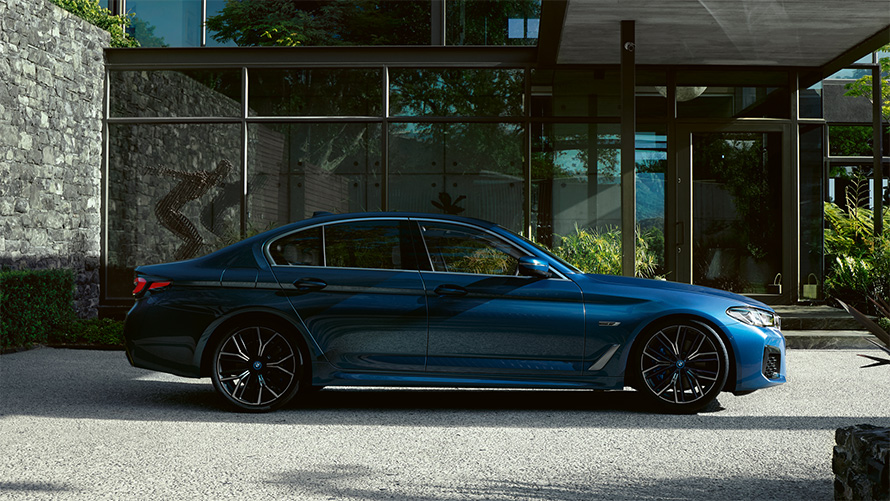 Eksteriør BMW 5-serie Sedan G30 BMW 5-serie Sedan G30 Facelift 2020 phytonicblå sett fra siden parkert