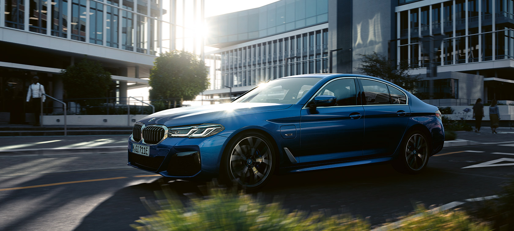 BMW 5-serie Sedan G30 modelloppgradering 2020 phytonicblå sett skrått forfra kjørende