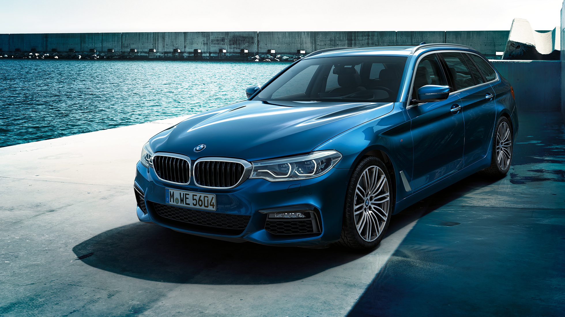 Design BMW 5-serie Touring BMW 5-serie Touring 530d xDrive Touring G31 Middelhavsblå metallic sett skrått forfra