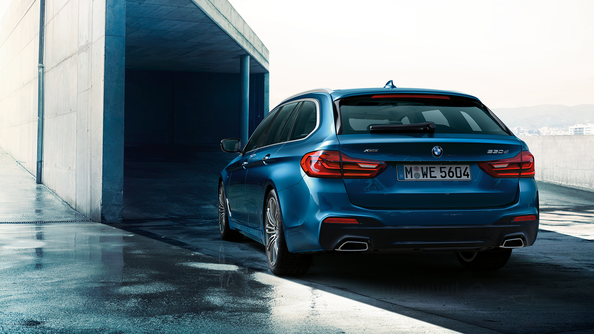 Hekk-design til BMW 5-serie Touring BMW 5-serie Touring 530d xDrive Touring G31 Middelhavsblå metallic sett skrått bakfra