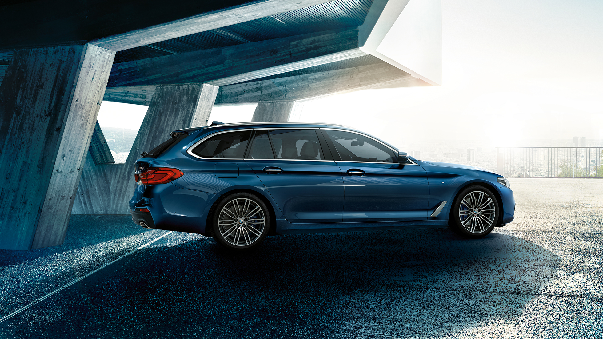 Design sett fra siden BMW 5-serie Touring BMW 5-serie Touring 530d xDrive Touring G31 Middelhavsblå metallic Sett skrått fra siden