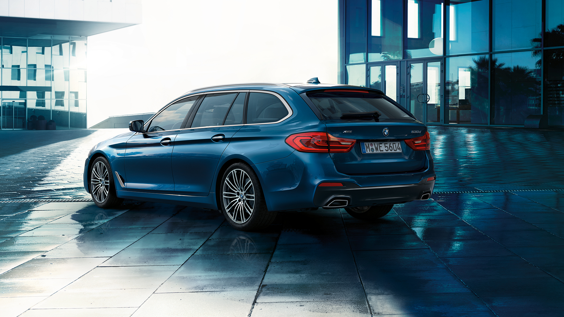 Eksteriør BMW 5-serie Touring Eksteriør BMW 5-serie Touring Høydepunkter 530d xDrive Touring G31 Middelhavsblå metallic sett skrått bakfra