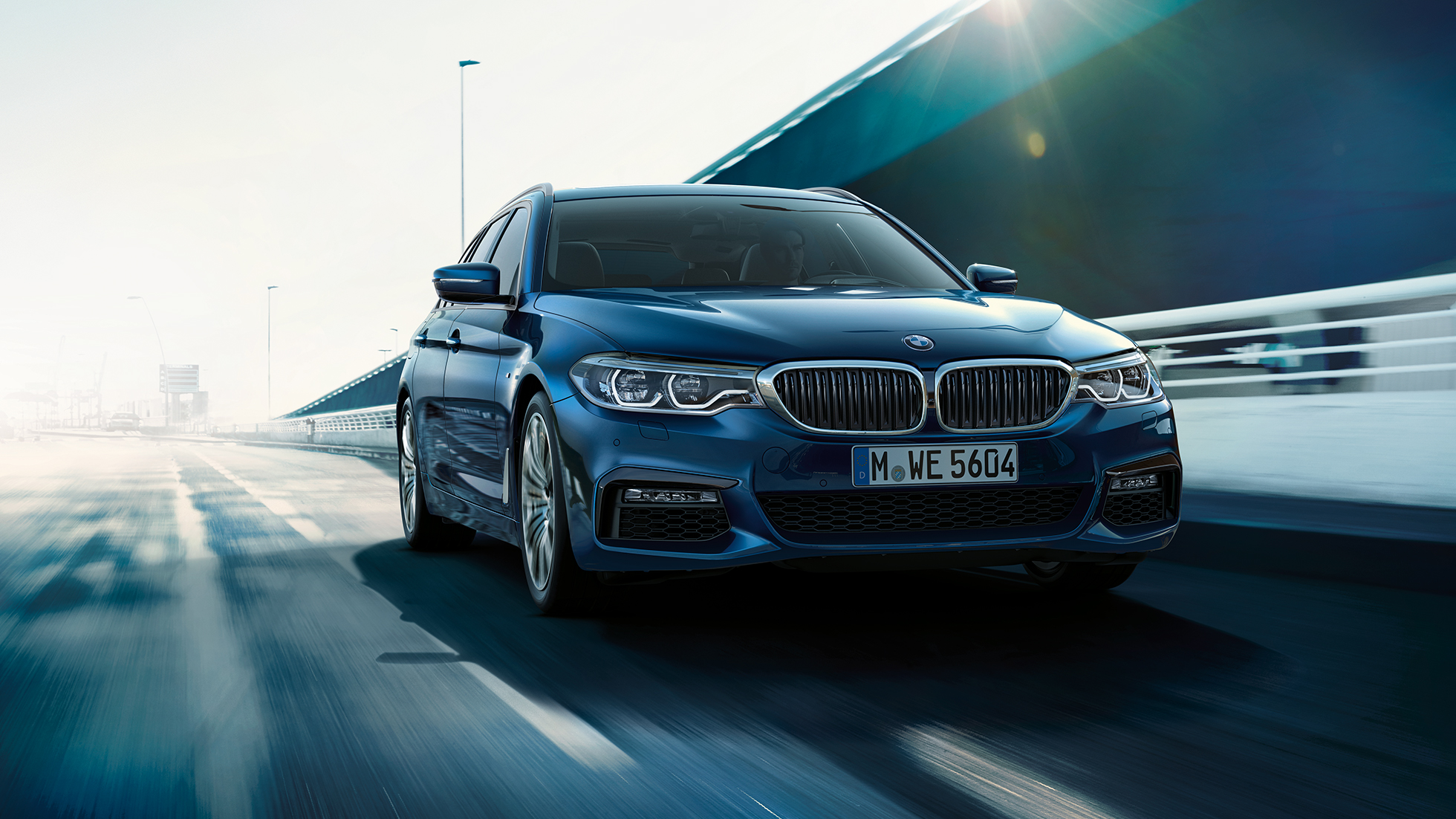 Kjøredynamikk BMW 5-serie Touring Kjøredynamikk BMW 5-serie Touring Høydepunkter 530d xDrive Touring G31 Middelhavsblå metallic sett skrått forfra