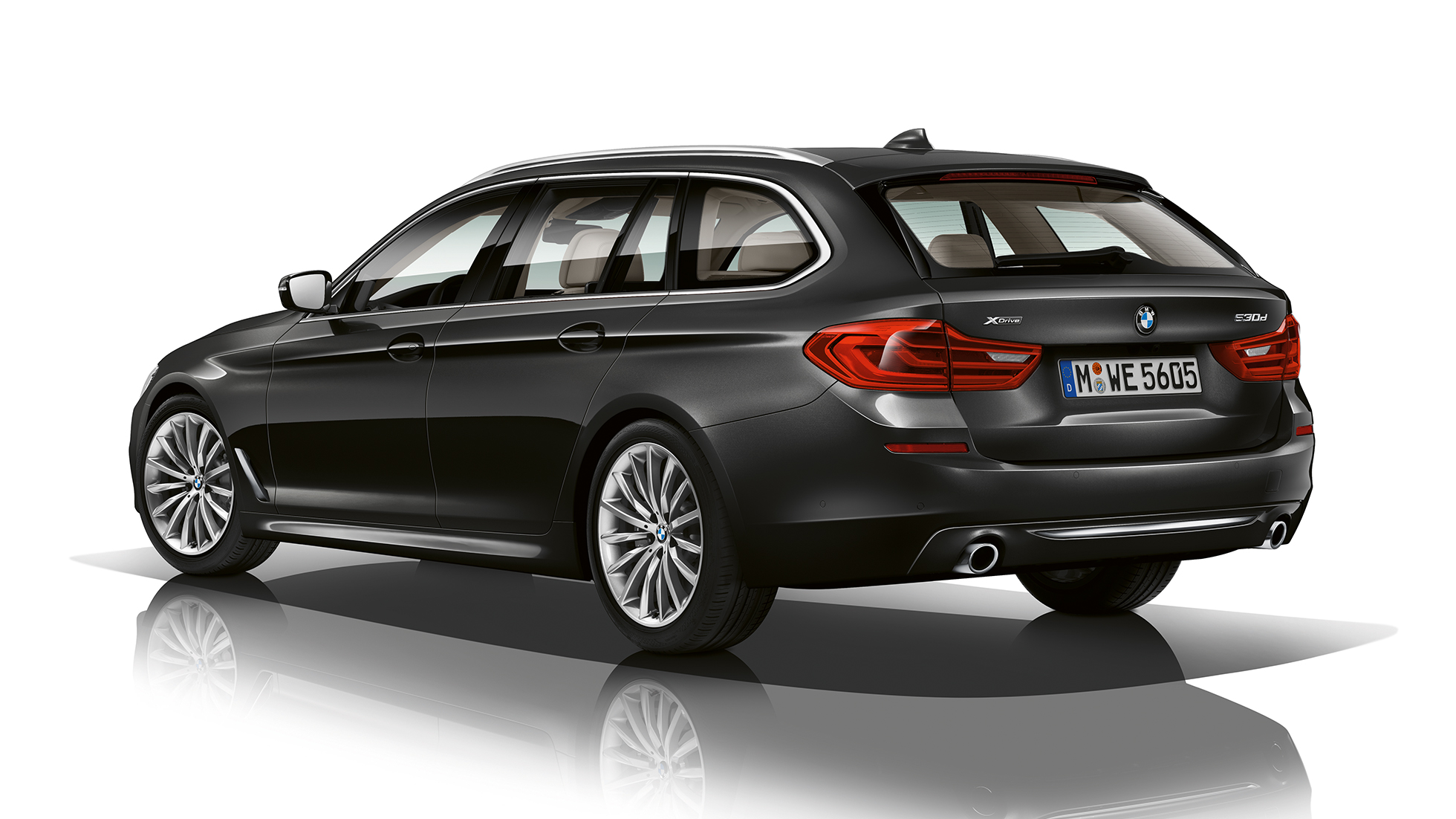 Luxury Line sett skrått bakfra BMW 5-serie Touring Luxury Line BMW 5-serie Touring 540i xDrive Touring G31 Sofistogrå Brillianteffekt metallic sett skrått bakfra