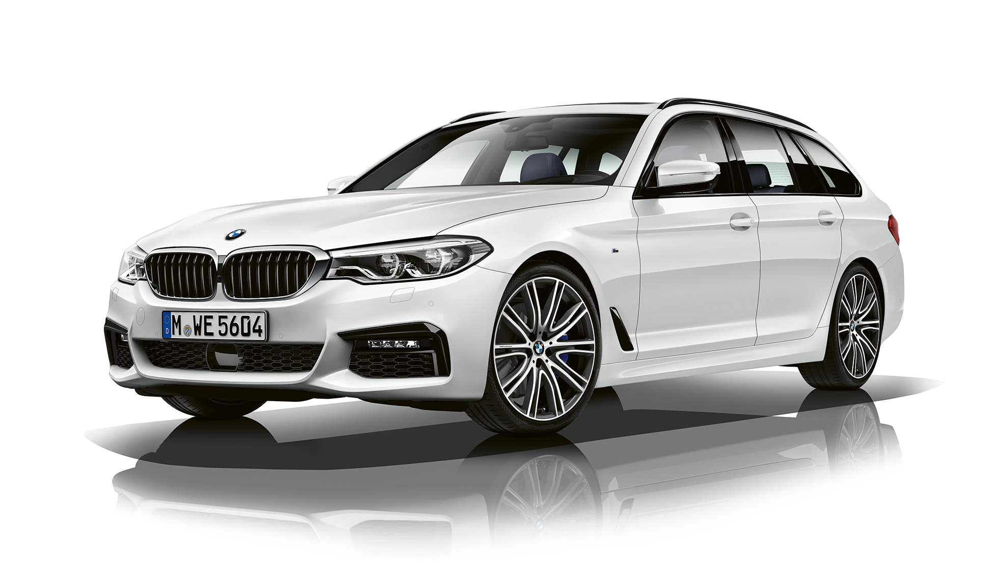 M Sportspakke sett skrått forfra BMW 5-serie Touring M Sportspakke BMW 5-serie Touring 530d xDrive Touring G31 Alpinhvit sett skrått forfra