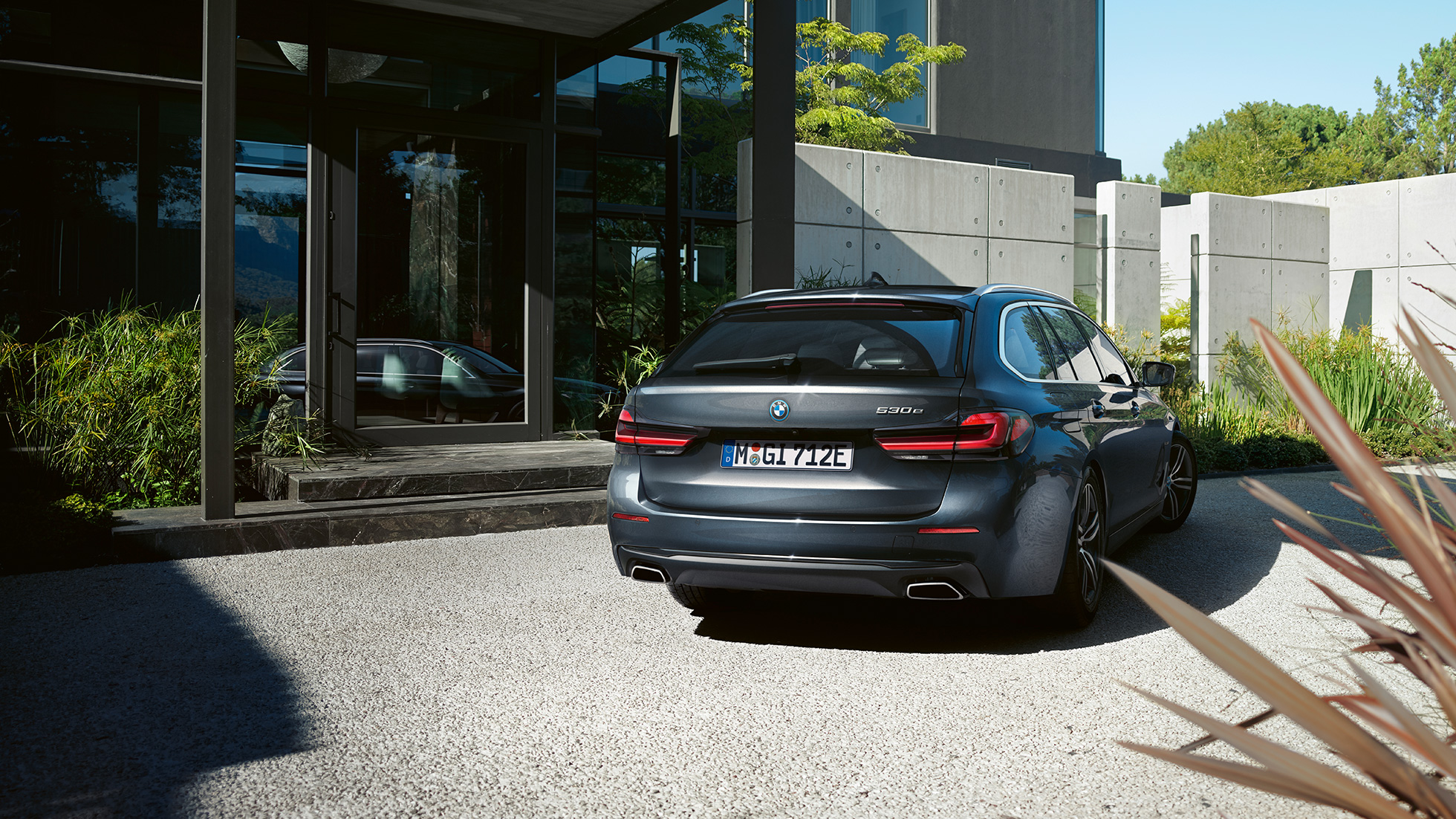 Hekkskjørt og friform enderør BMW 5-serie Touring G31 Hekkskjørt og friform enderør BMW 5-serie Touring G31 Facelift 2020 sofistogrå nærbilde hekk