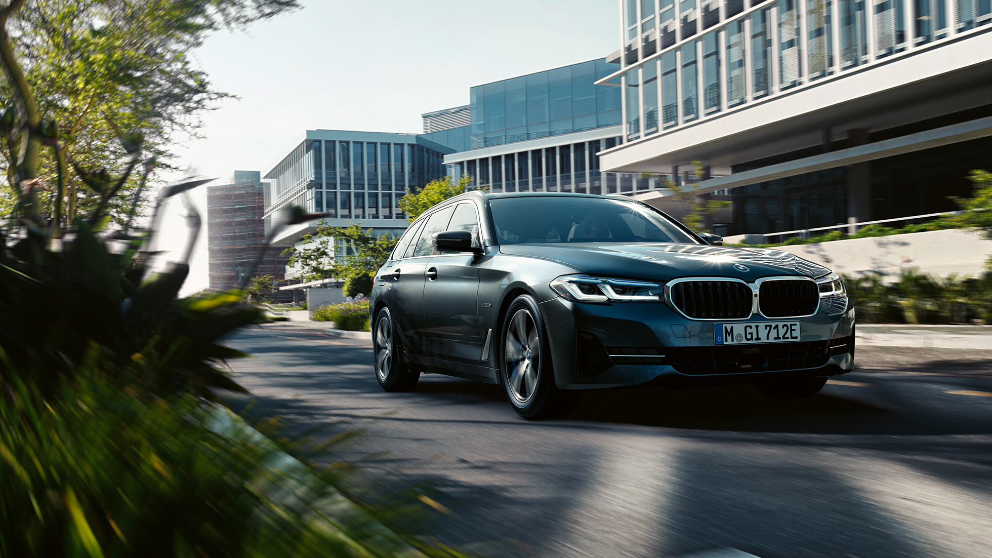BMW 5-serie Touring G31 eksteriør BMW 5-serie Touring G31 Facelift 2020 sofistogrå sett skrått forfra kjørende i by