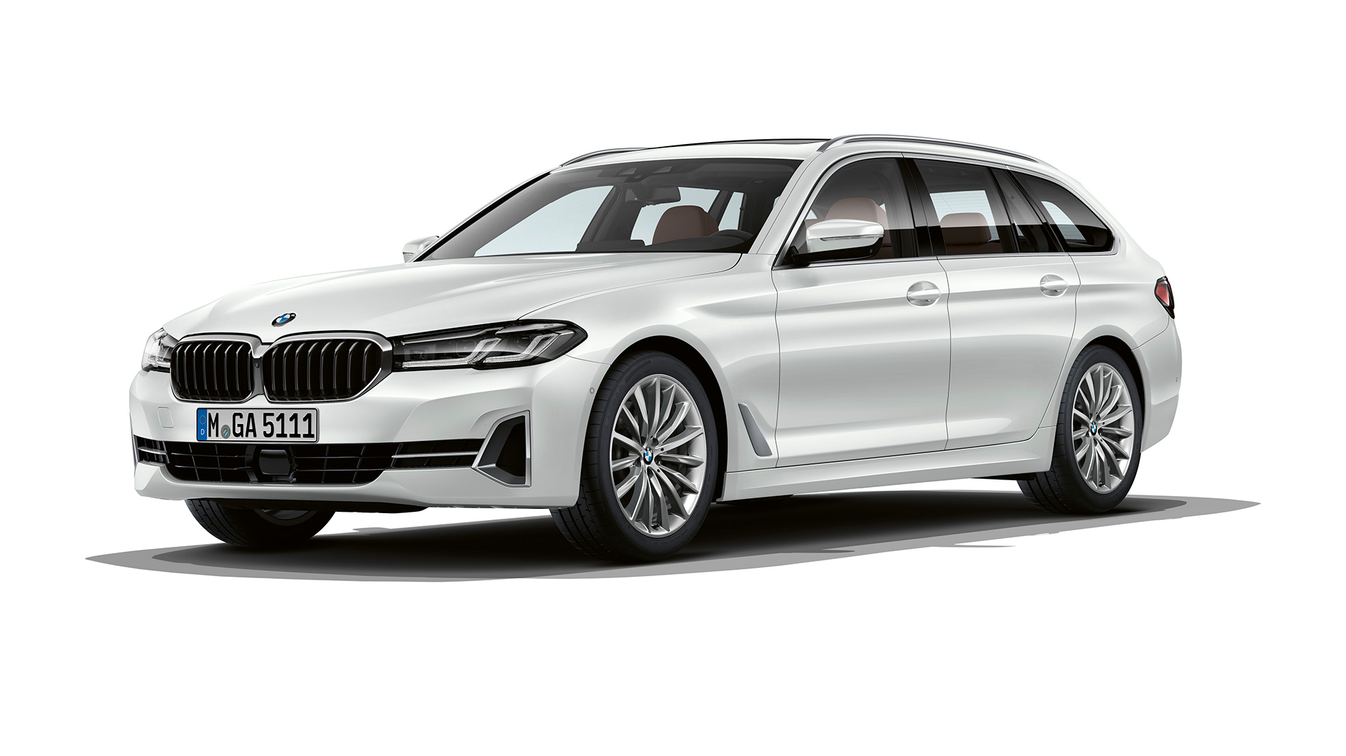 BMW 5-serie Touring G31 Luxury Line front BMW 5-serie Touring 530i G31 2020 Luxury Line mineralhvit sett skrått forfra