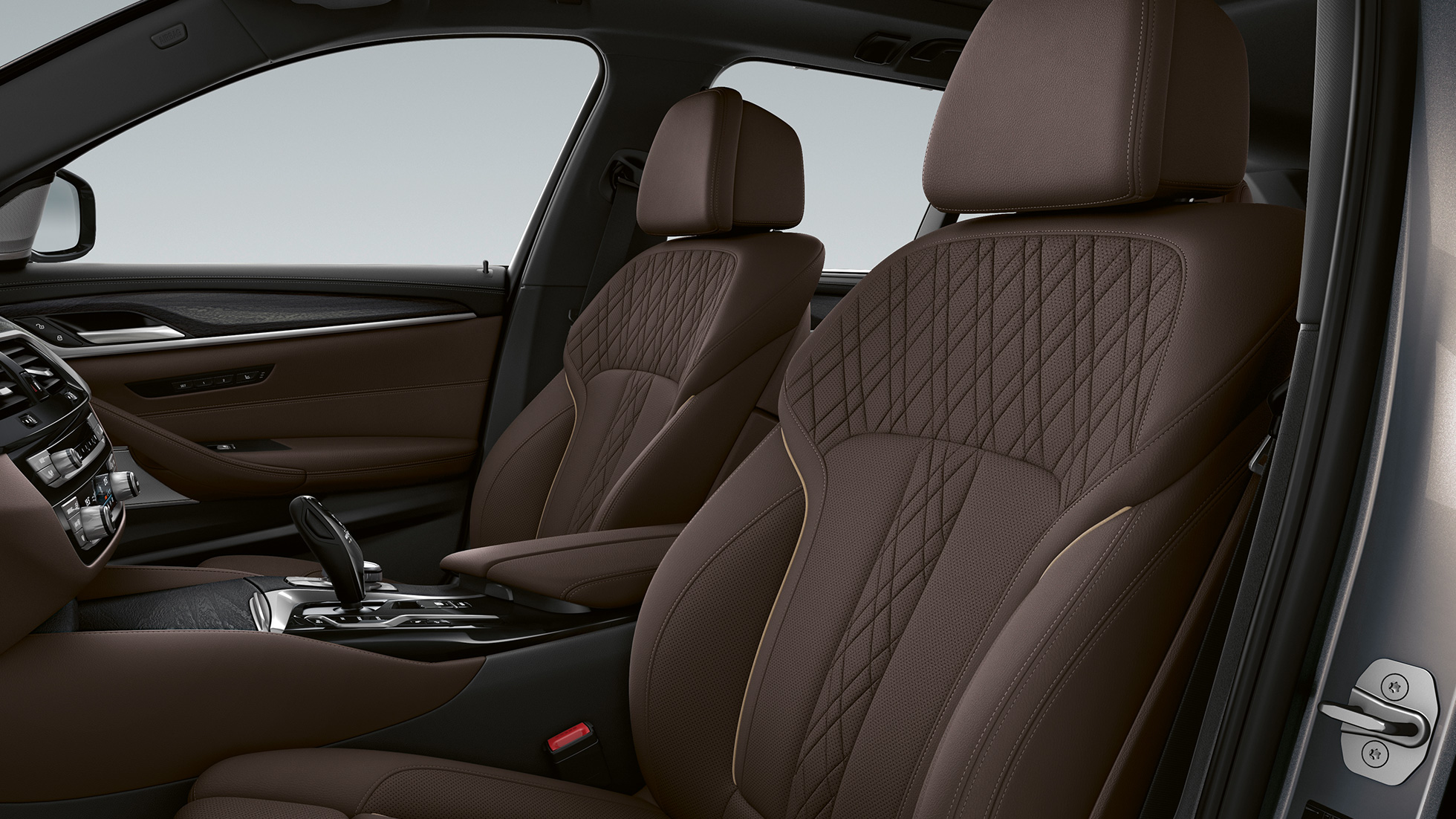Setetrekk BMW 5-serie Touring G31 Luxury Line Setetrekk i eksklusivt nappaskinn i mokka eksklusiv dekorsøm med kantbånd i kontrastfarge BMW 5-serie Touring 530i G31 2020 Luxury Line interiør