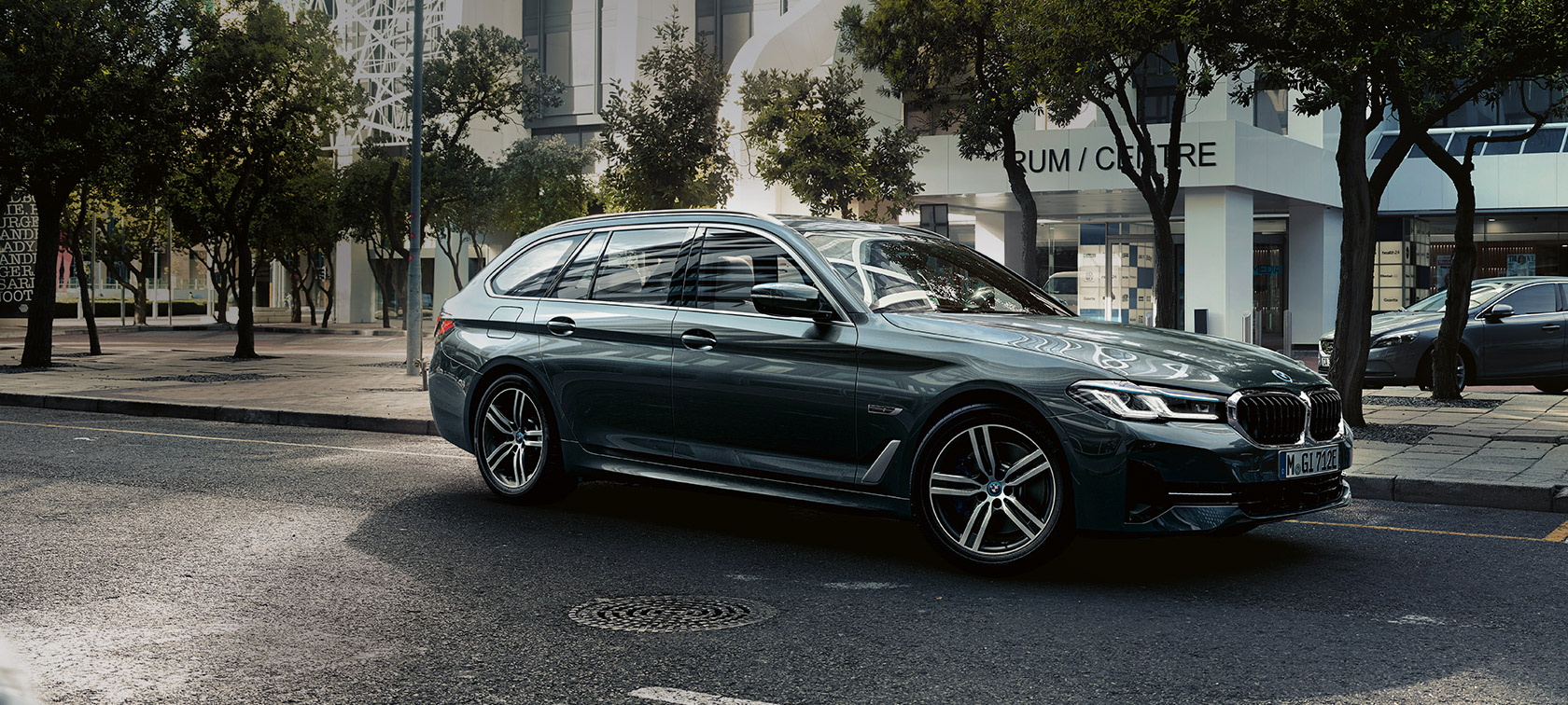 BMW 5-serie Touring G31 Facelift 2020 sofistogr&aring;, sett nesten rett forfra kj&oslash;rende i by