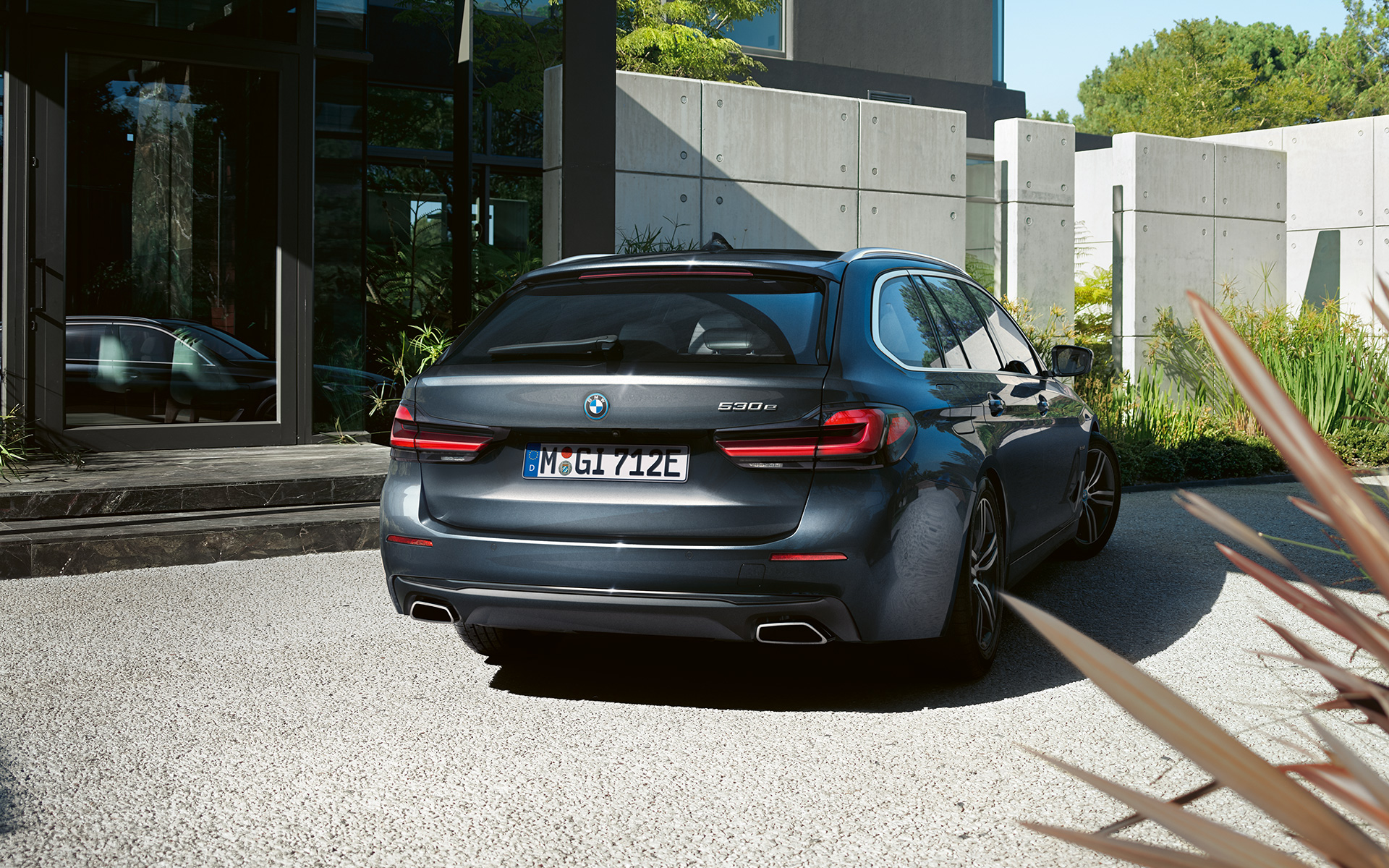 Hekkskjørt og friform enderør BMW 5-serie Touring G31 LCI Hekkskjørt og friform enderør BMW 5-serie Touring G31 Facelift 2020 sofistogrå, hekk
