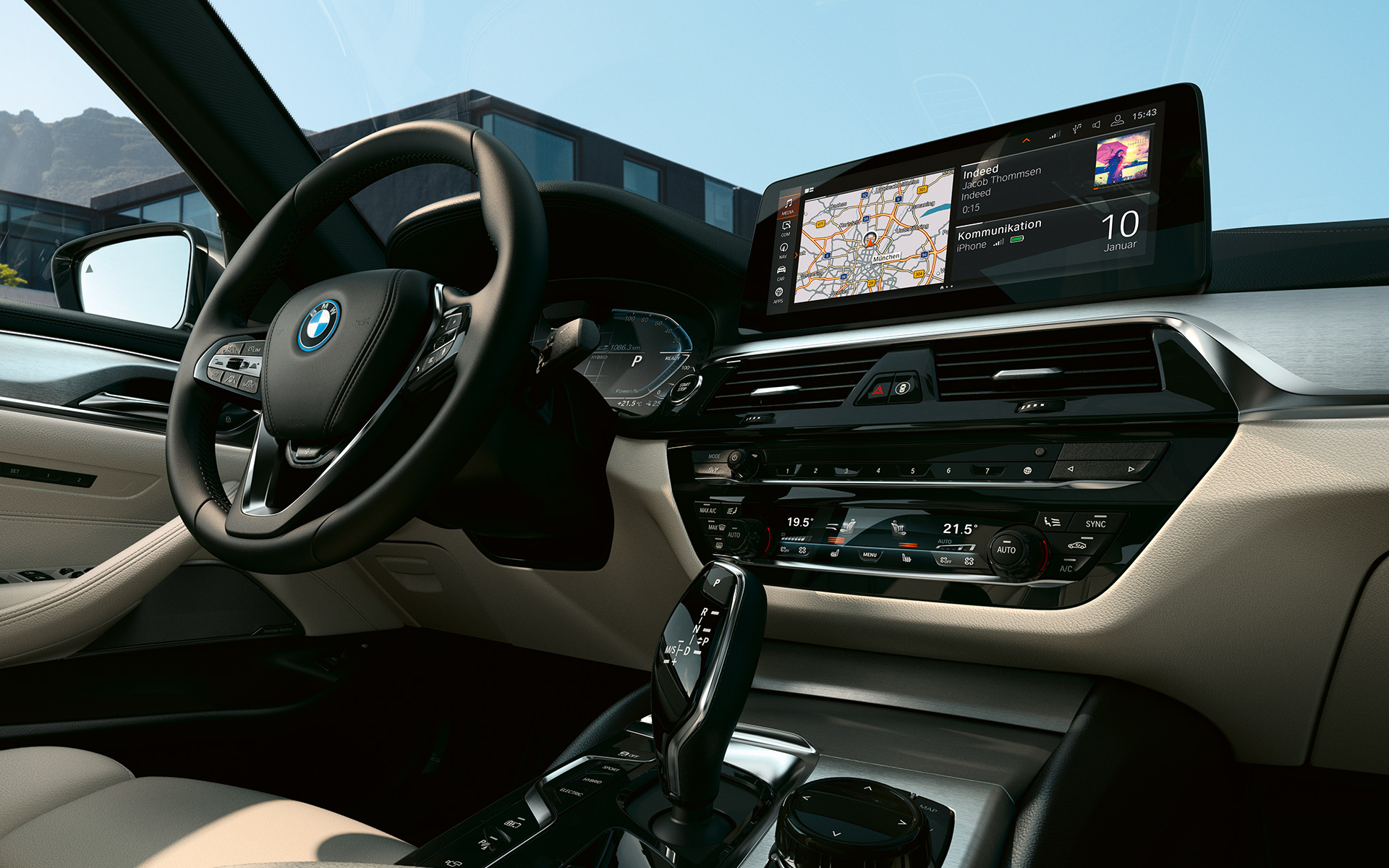 Førerplass i BMW 5-serie G31 LCI LCFI 4K9 Førerplass BMW 5-serie Touring G31 Facelift 2020 interiør elfenbenshvitt dakotaskinn med eksklusiv dekorsøm/kantbånd i kontrastfarge | sorte interiørlister i finslipt aluminium med konturlist i perleglanset krom