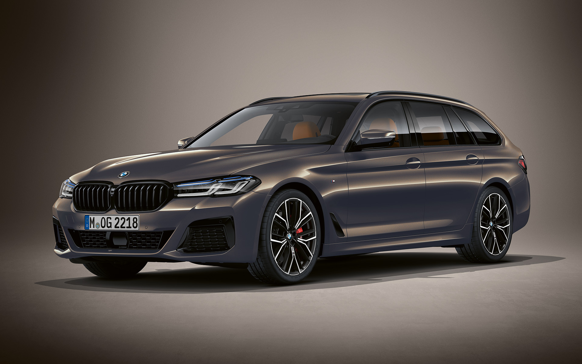 BMW 5-serie Touring G31 LCI i BMW Individual alvitgrå metallic BMW 5-serie Touring Individual G31 Facelift 2020, sett skrått forfra stående i BMW Individual alvitgrå metallic