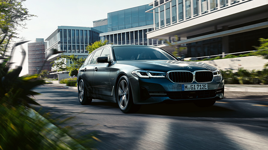 BMW 5-serie Touring G31 LCI eksteriør BMW 5-serie Touring G31 Facelift 2020 530e PHEV sofistogrå, sett kjørende langs landevei