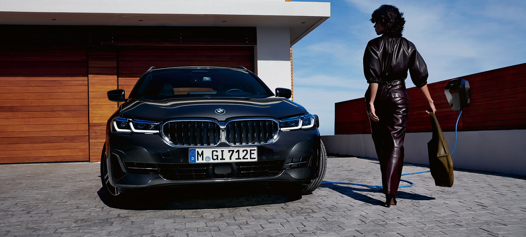 Plug-in hybrid BMW 5-serie Touring 2021 G21 LCI, sett forfra under lading Plug-in hybrid BMW 5-serie Touring 2021 G21 LCI, sett forfra under lading, med modell