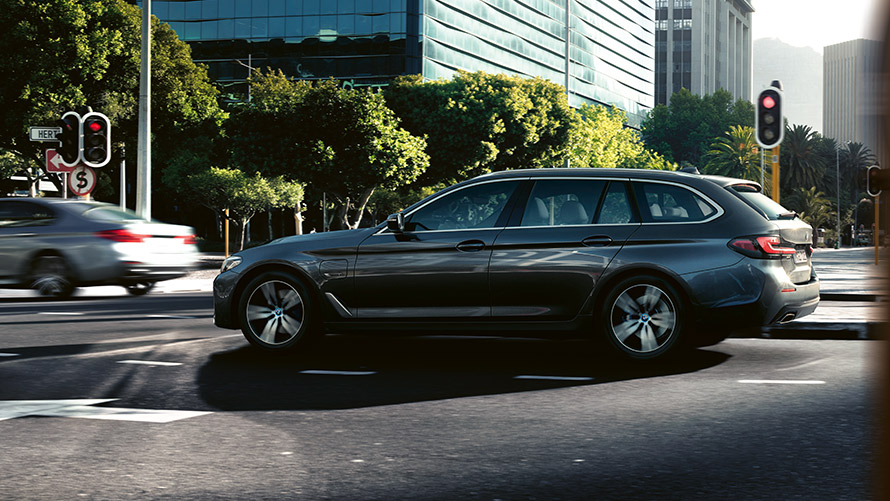 MW 530e Touring G31 LCI i sofistogrå metallic, kjørende i trafikk BMW 530e Touring G31 LCI i sofistogrå metallic, kjørende i trafikk