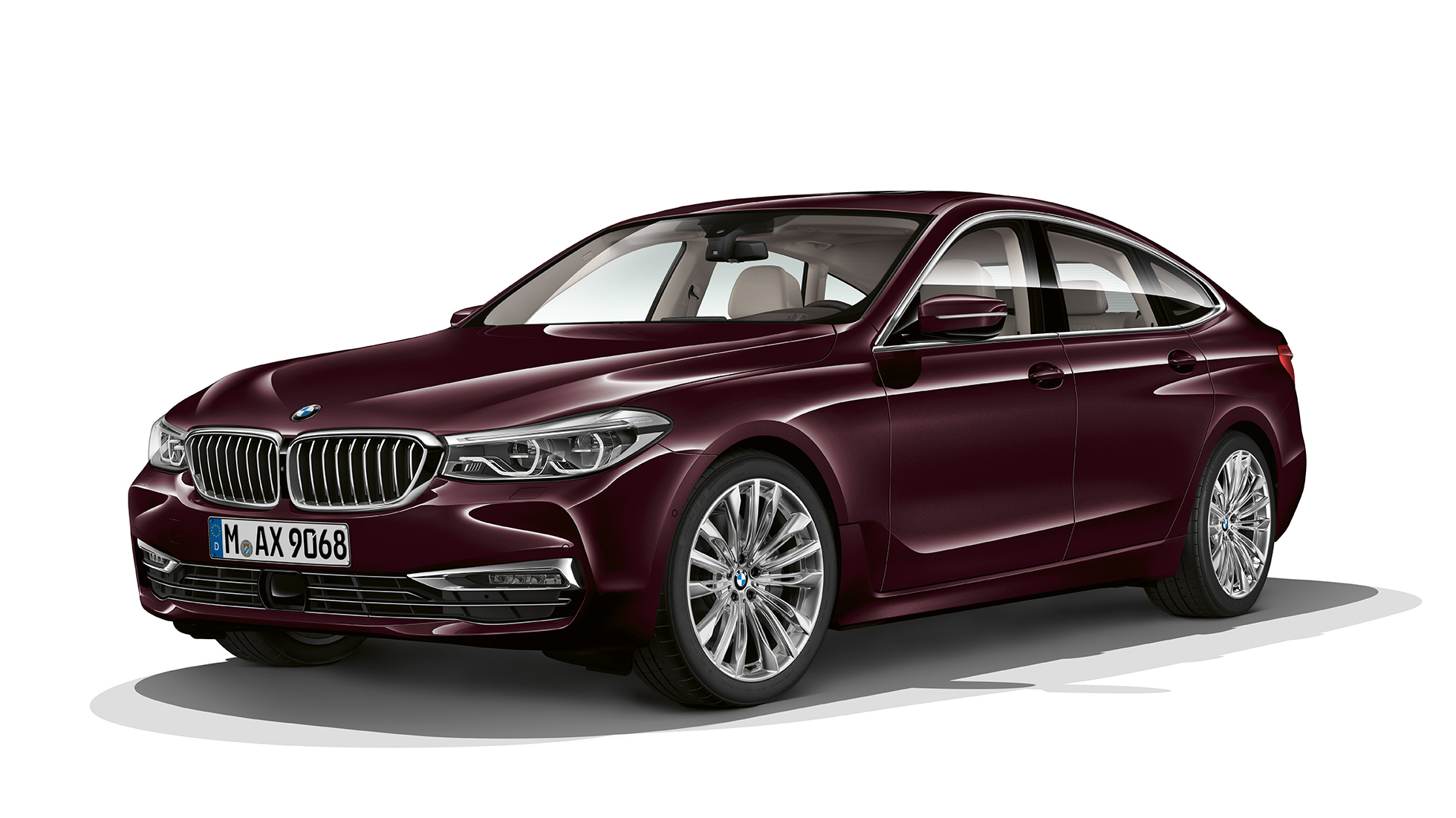 BMW 6-serie Gran Turismo G32 Luxury Line sett skrått forfra BMW 6-serie Gran Turismo G32 2017 Luxury Line Royal burgunderrød sett skrått forfra