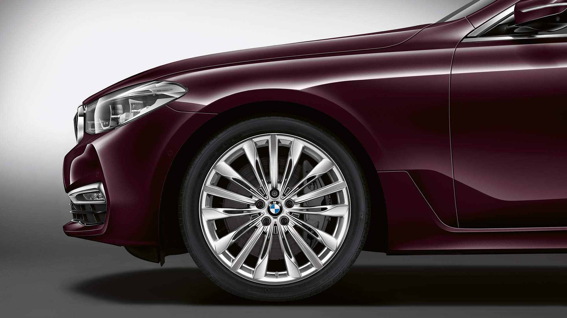 BMW 6-serie Gran Turismo G32 Luxury Line hekk front fra siden BMW 6-serie Gran Turismo G32 2017 Luxury Line Royal burgunderrød front sett fra siden med lettmetallfelger multieke 644
