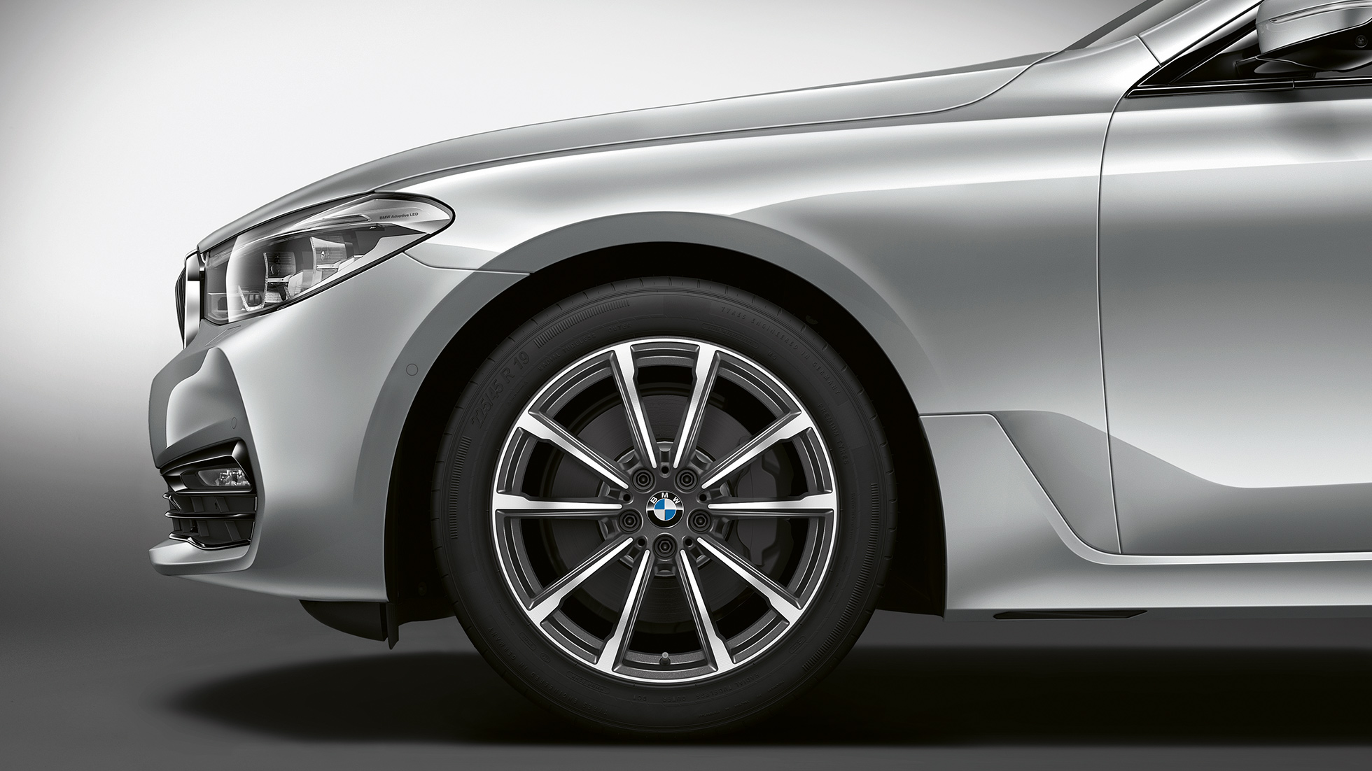 BMW 6-serie Gran Turismo G32 Sport Line hekk front fra siden BMW 6-serie Gran Turismo G32 2017 Sport Line Glaciersølv metallic front sett fra siden med lettmetallfelger V-eke 685