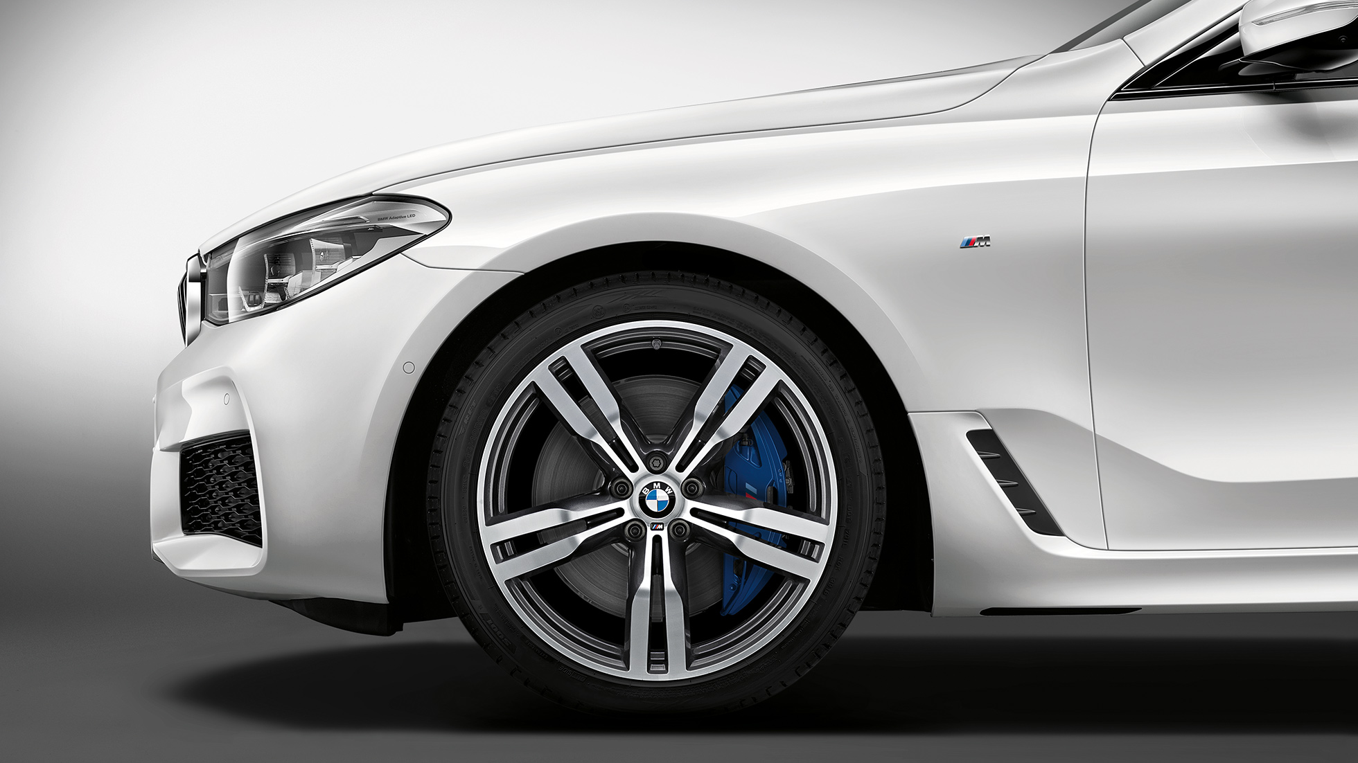BMW 6-serie Gran Turismo G32 M Sportspakke hekk front fra siden BMW 6-serie Gran Turismo G32 2017 M Sportspakke mineralhvit metallic front sett fra siden med lettmetallfelger dobbelteke 647 M