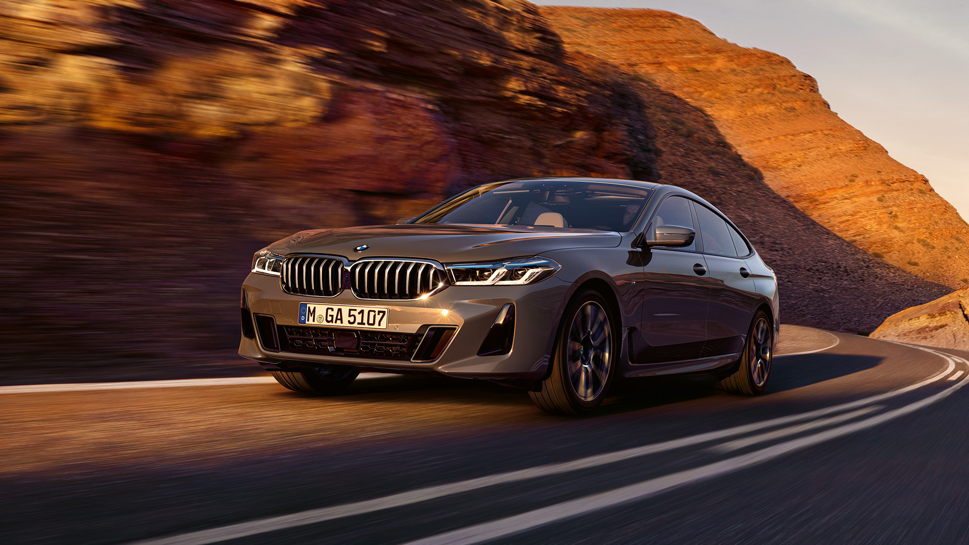 BMW 6-serie Gran Turismo G32 2020 BMW 6-serie Gran Turismo 640i xDrive G32 2020 berninagrå sett skrått forfra kjørende på vei foran landskap