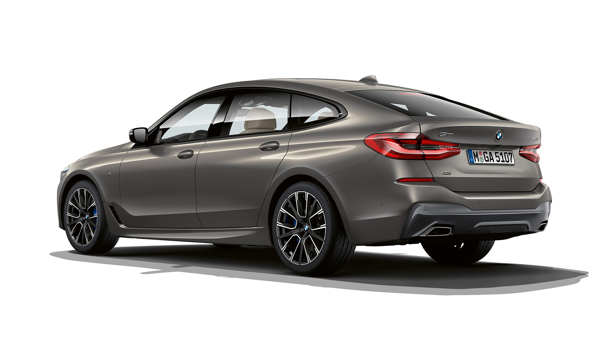 Hekk BMW 6-serie Gran Turismo M sportspakke G32 2020 BMW 6-serie Gran Turismo G32 640i xDrive 2020 sportspakke berninagrå med raveffekt sett skrått bakfra