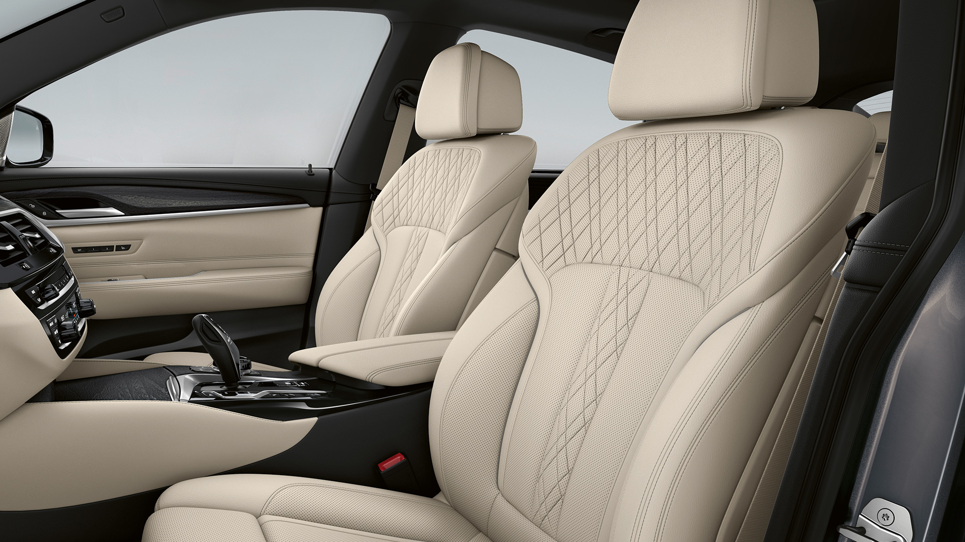 Setetrekk BMW 6-serie Gran Turismo M sportspakke G32 2020 Setetrekk i eksklusivt elfenbensfarget nappaskinn BMW 6-serie Gran Turismo G32 640i xDrive 2020 M sportspakke interiør