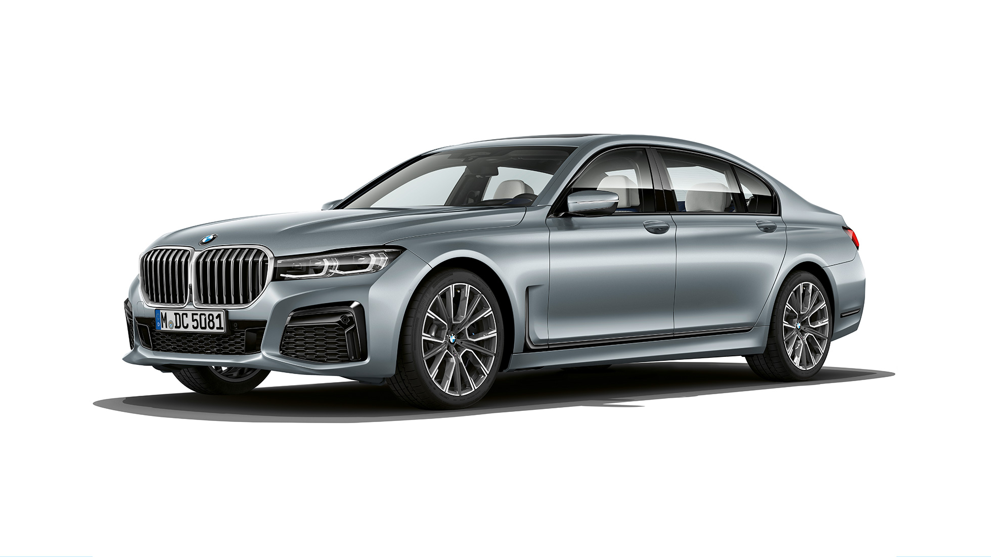BMW 7-serie Sedan med M Sportspakke sett skrått forfra Grå BMW 7-serie Sedan med M Sportspakke sett skrått forfra