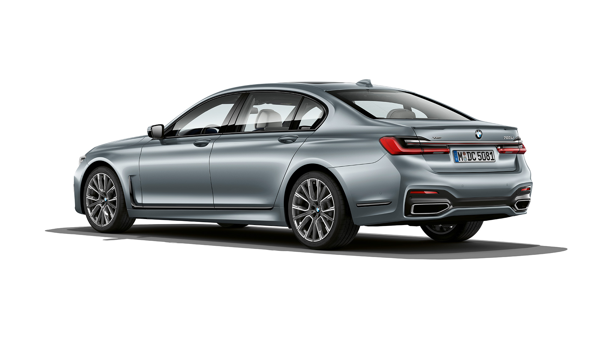 BMW 7-serie Sedan med M Sportspakke sett skrått bakfra Grå BMW 7-serie Sedan med M Sportspakke sett skrått bakfra